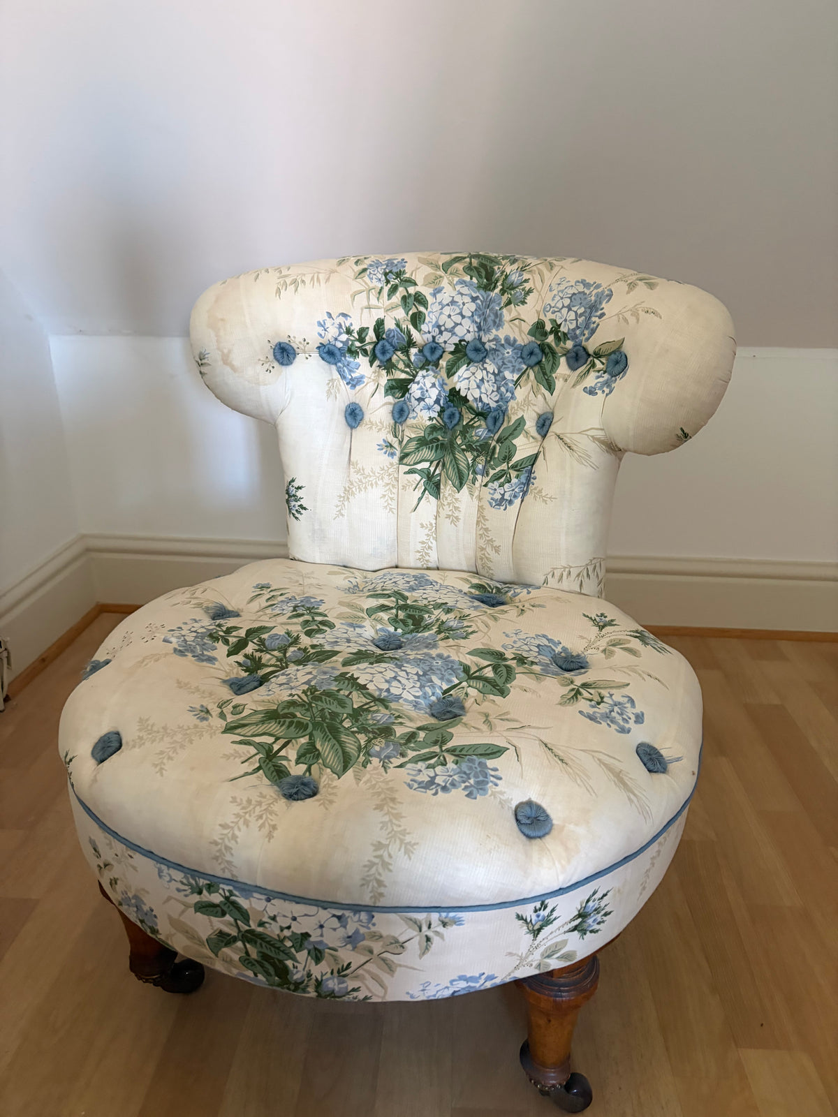 SMALL VICTORIAN CHAIR