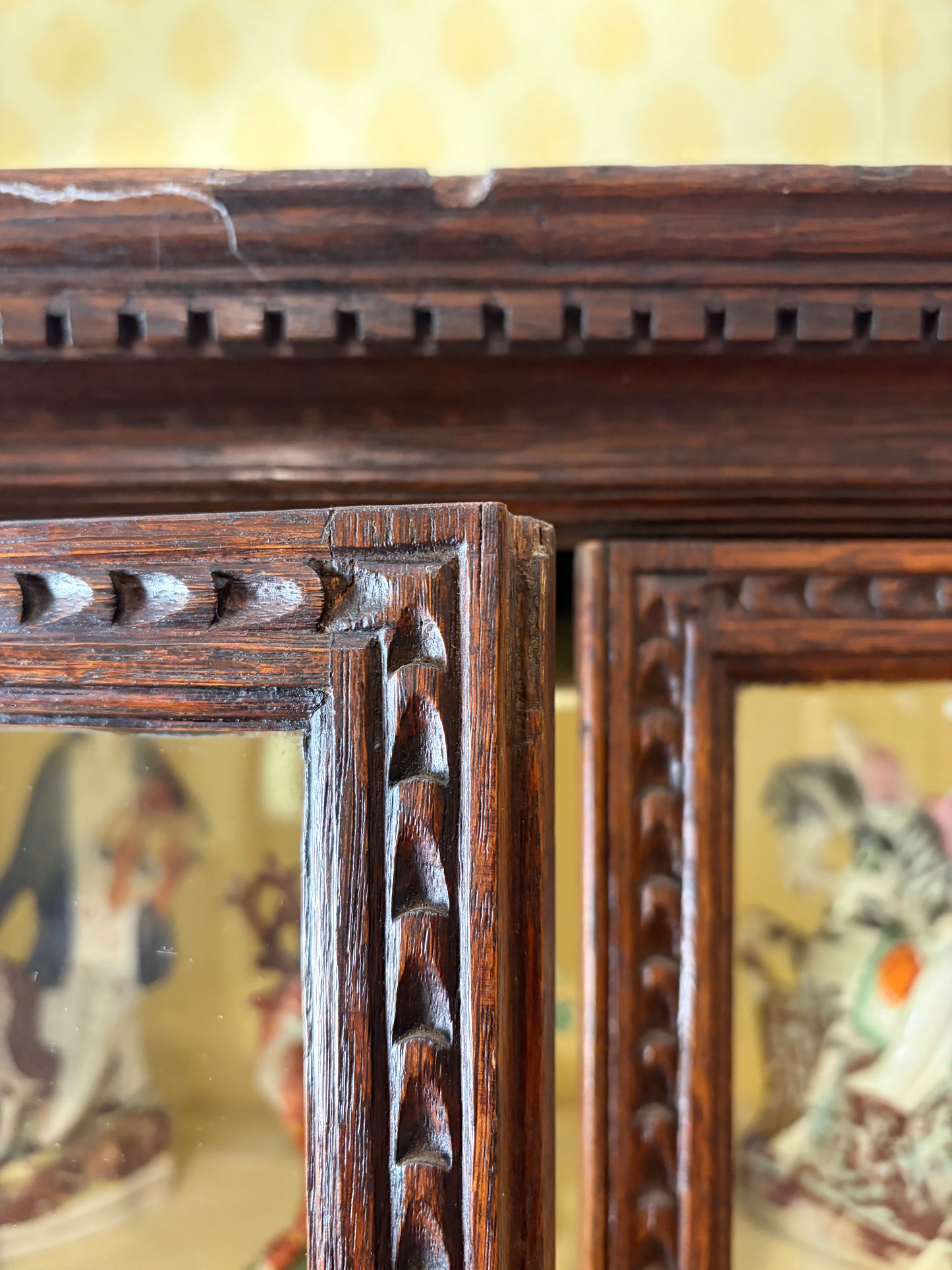 DRESSER