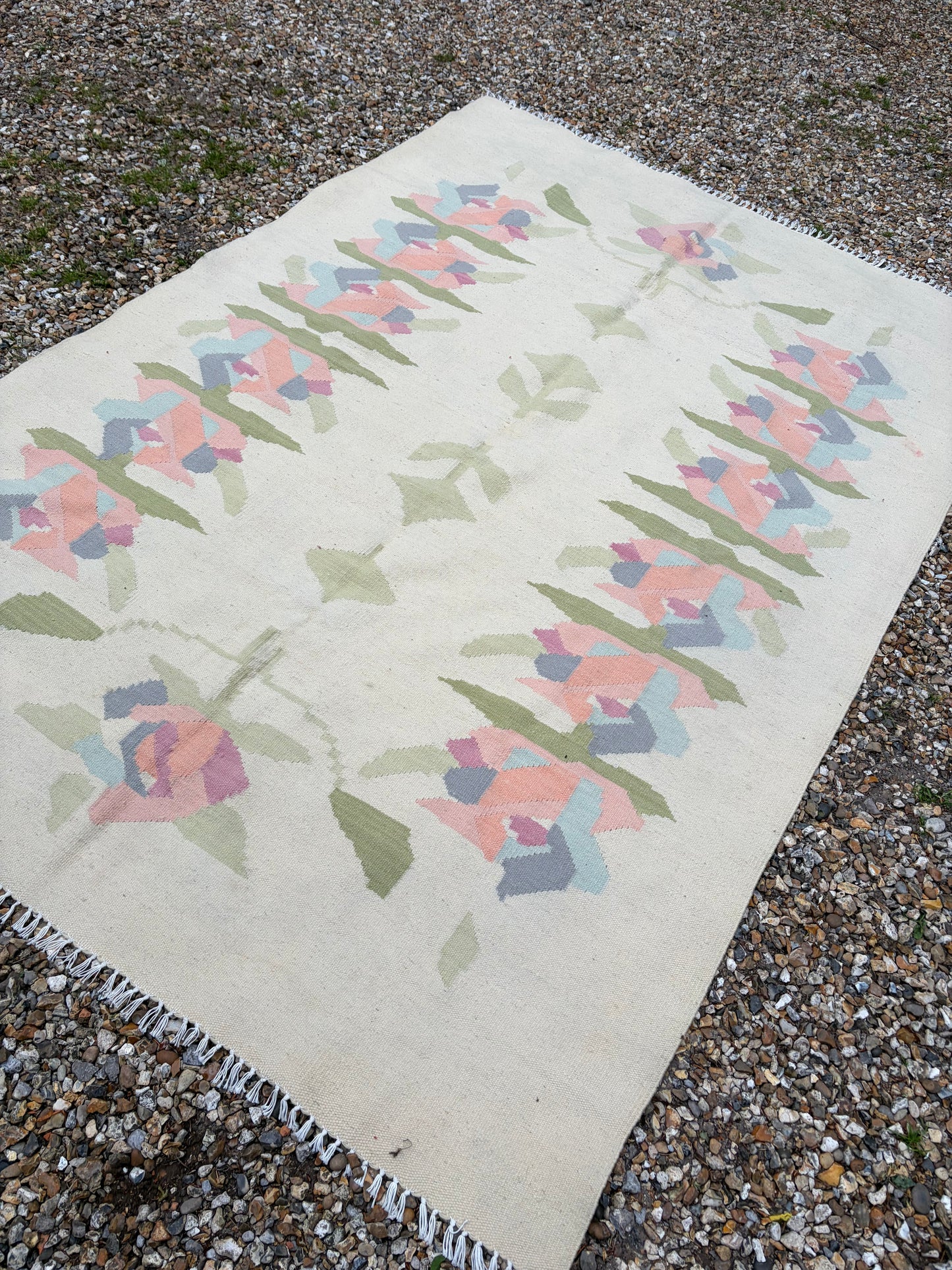 LARGE PALE RUG