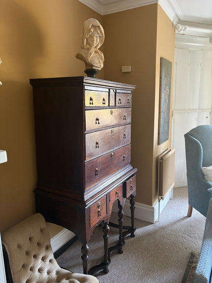 OAK CHEST ON LEGS