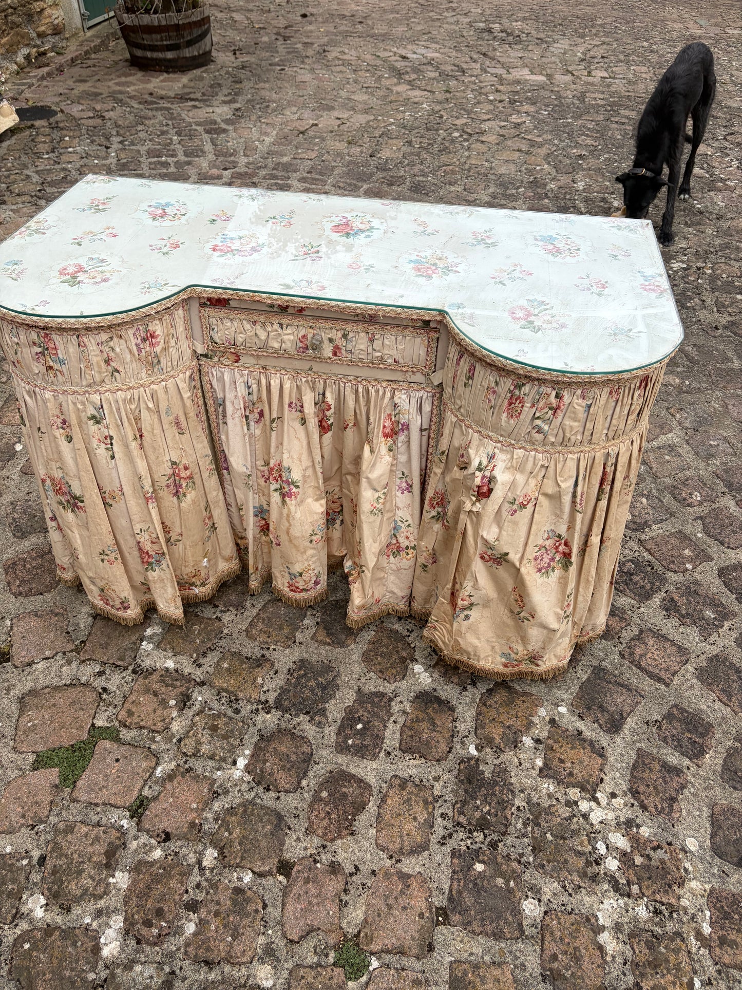 DRESSING TABLE