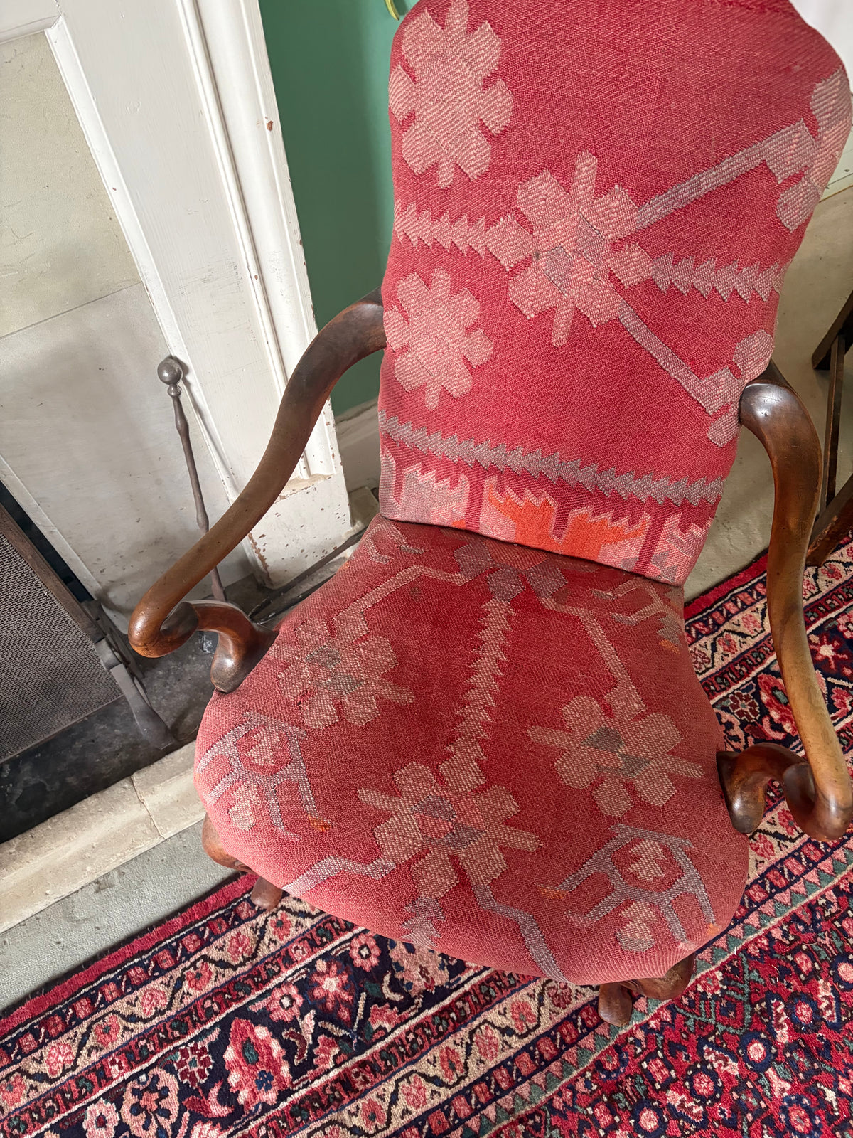 ANTIQUE CHAIR