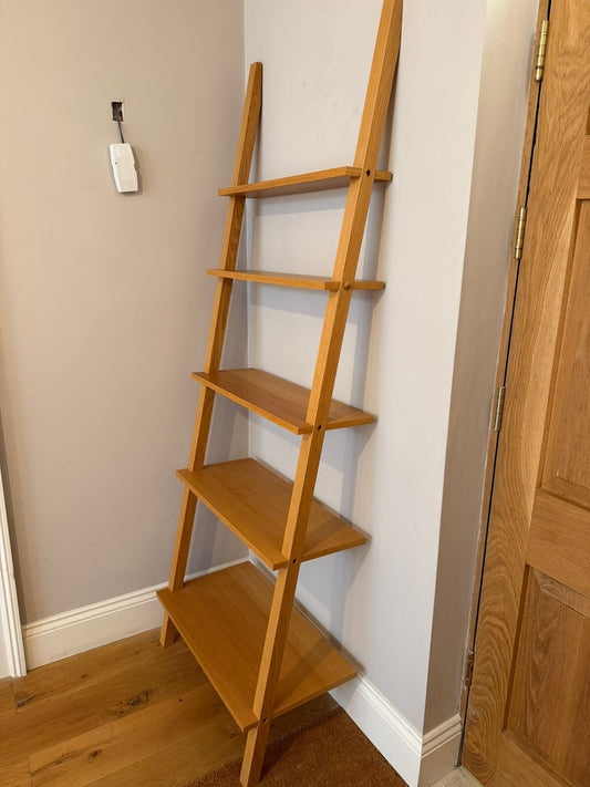 LEANING SHELVES