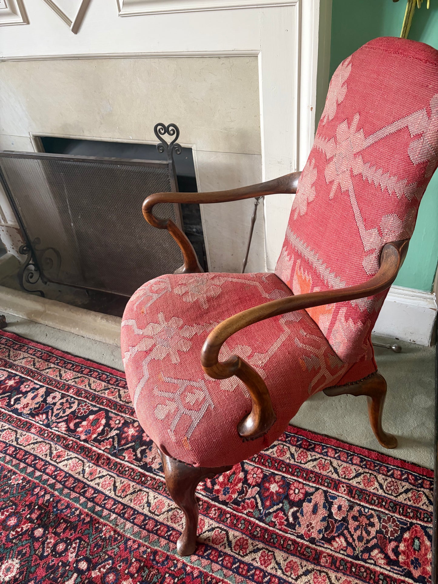 ANTIQUE CHAIR