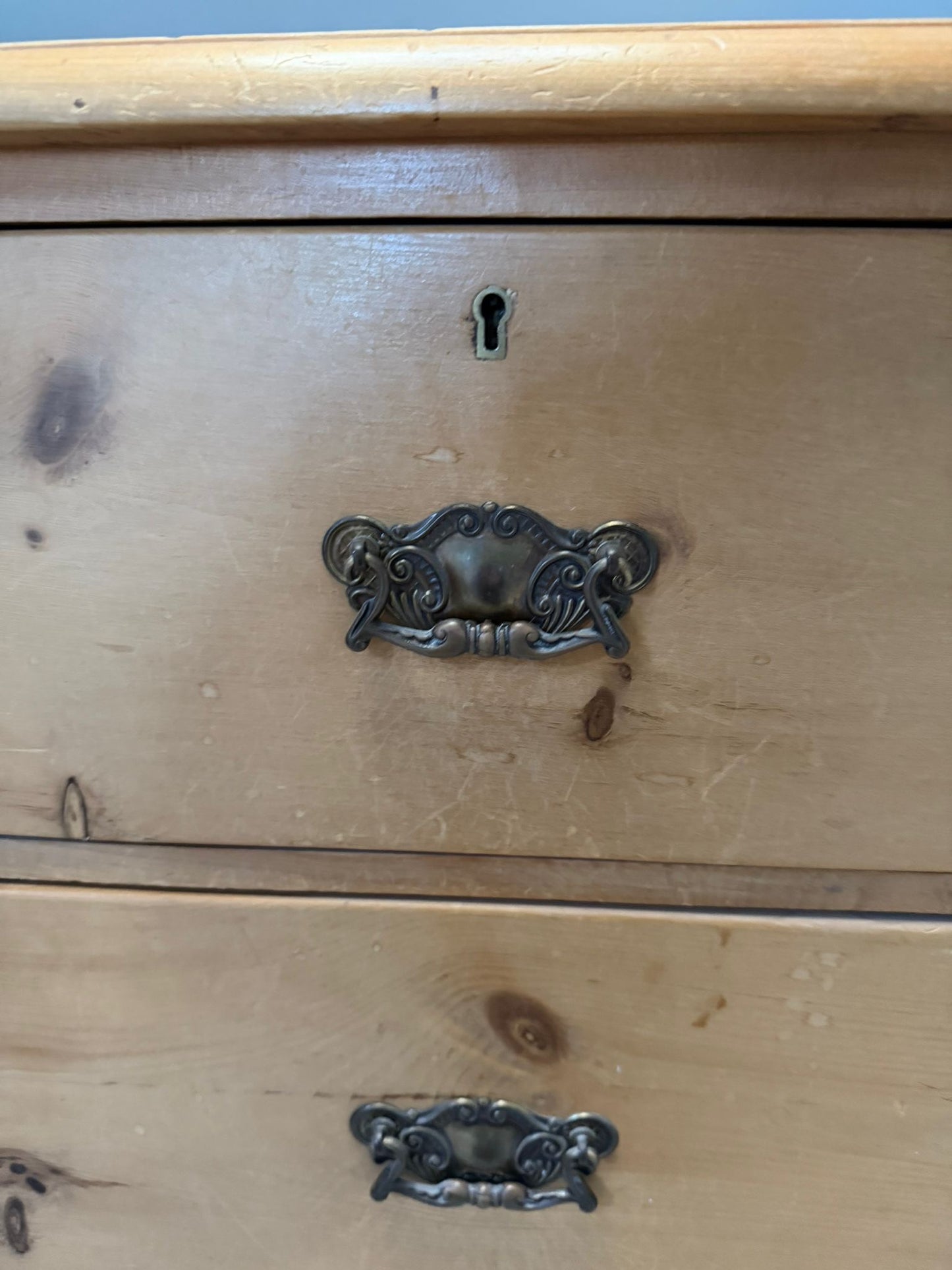 CHEST OF DRAWERS