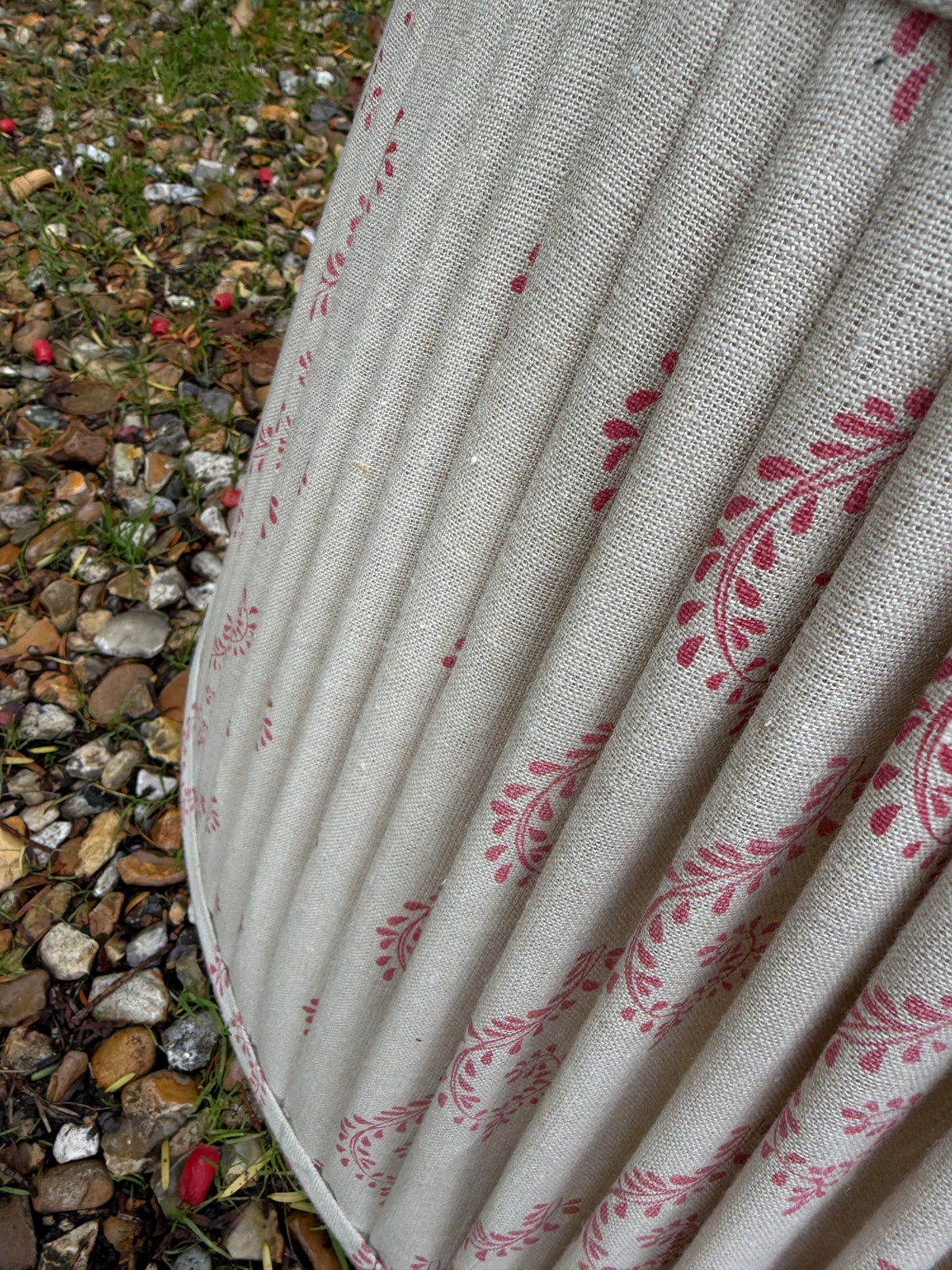 LARGE PLEATED SHADE