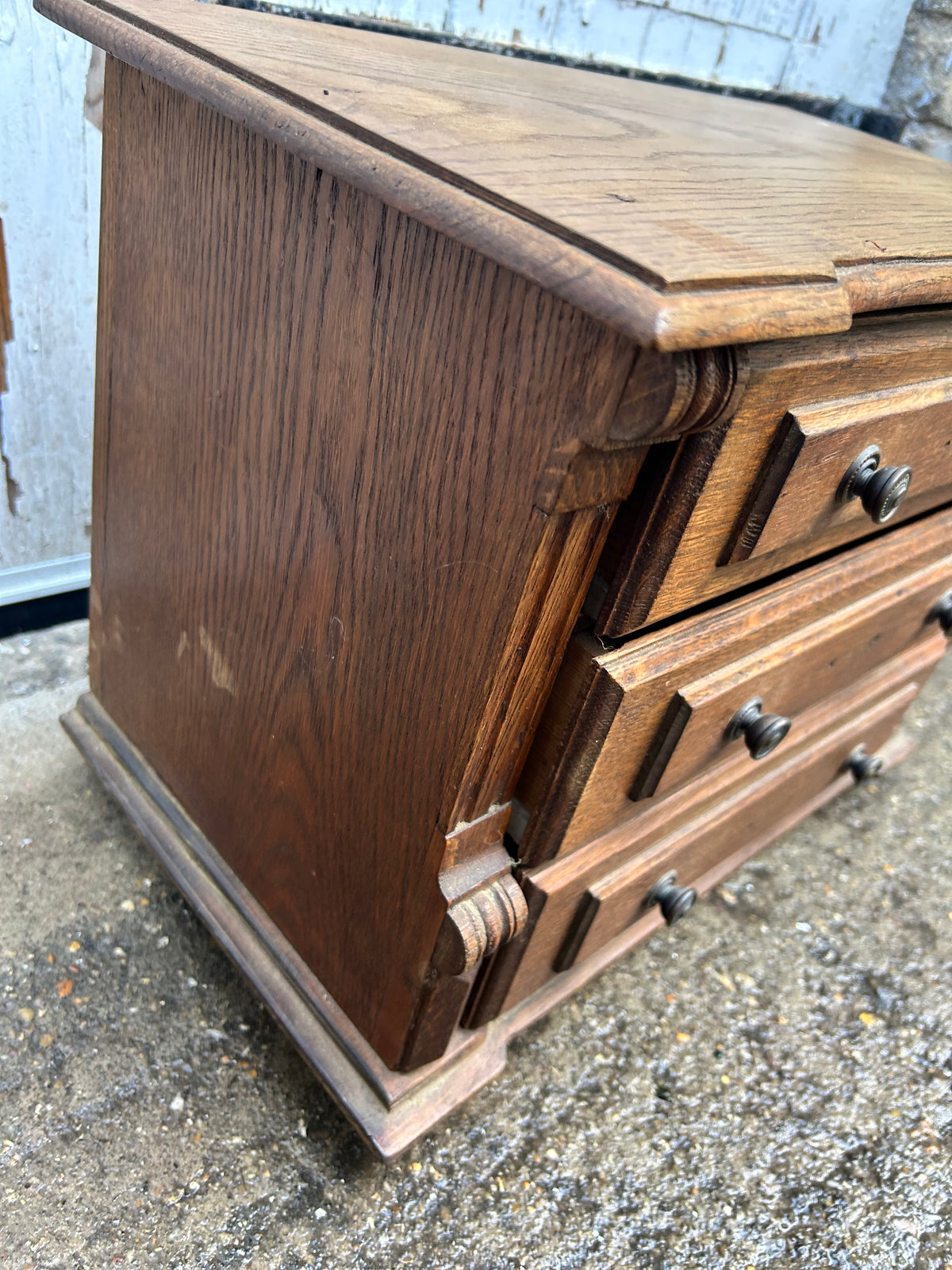 CHEST OF DRAWERS