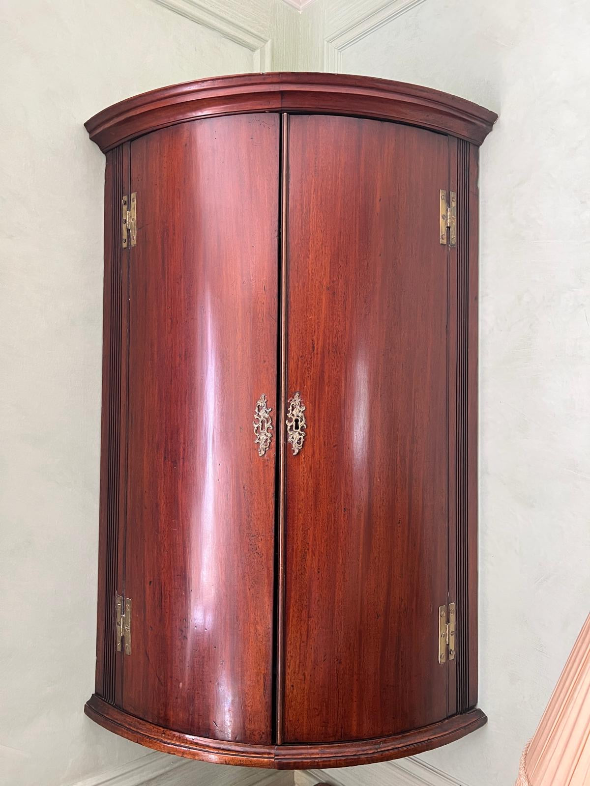 CORNER CABINET