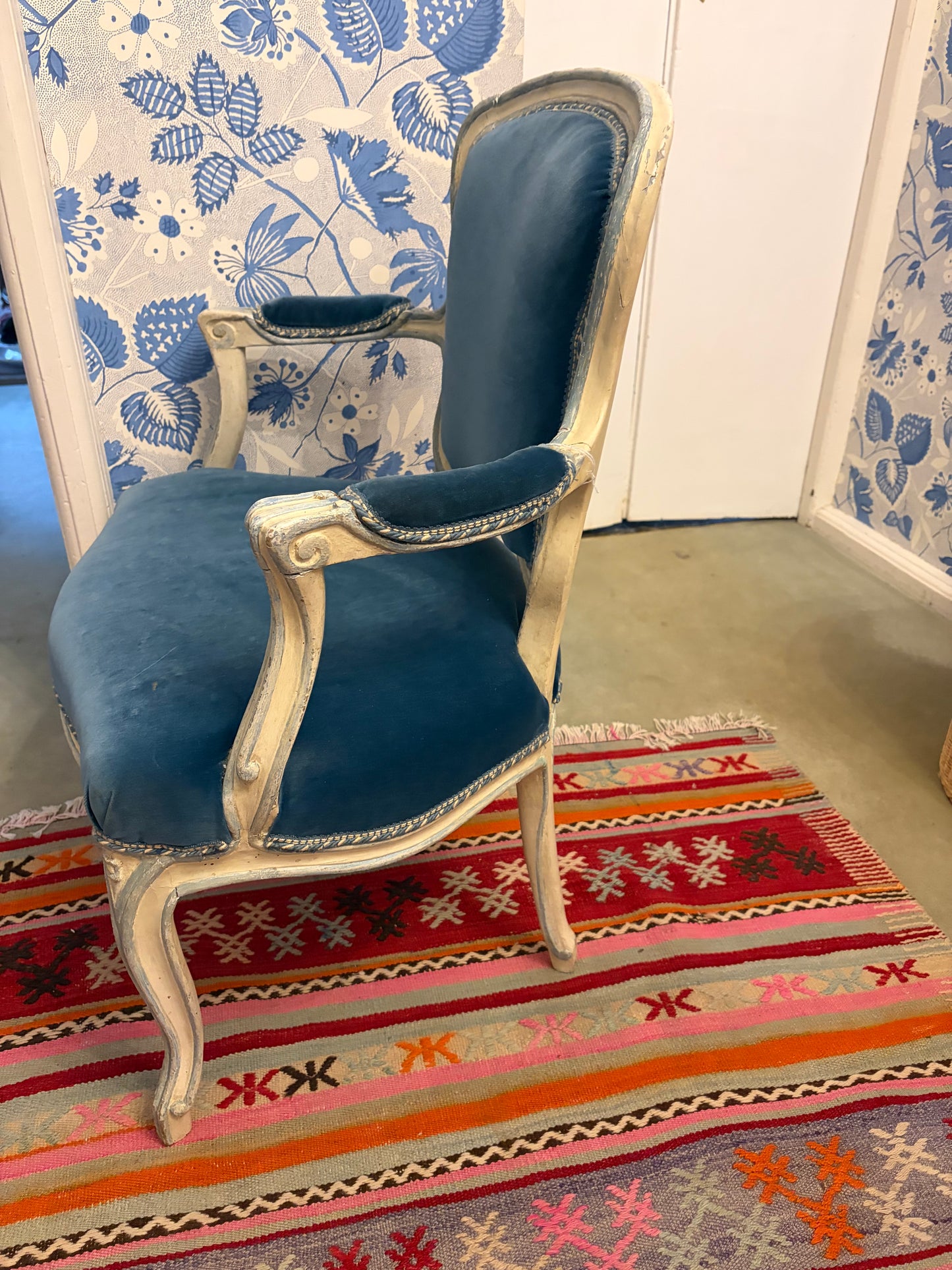 VELVET CHAIR