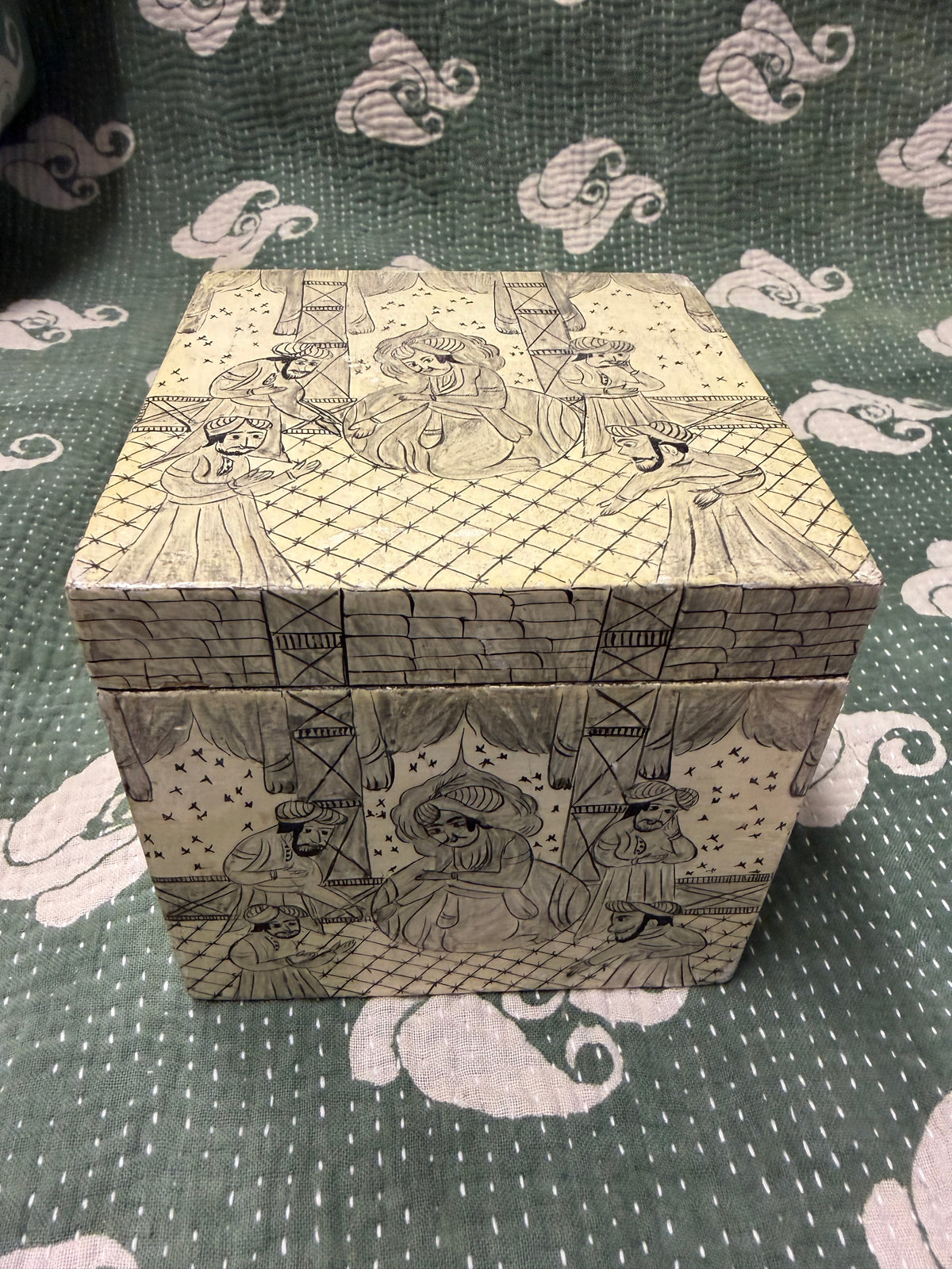 PAPIER-MÂCHÉ BOX
