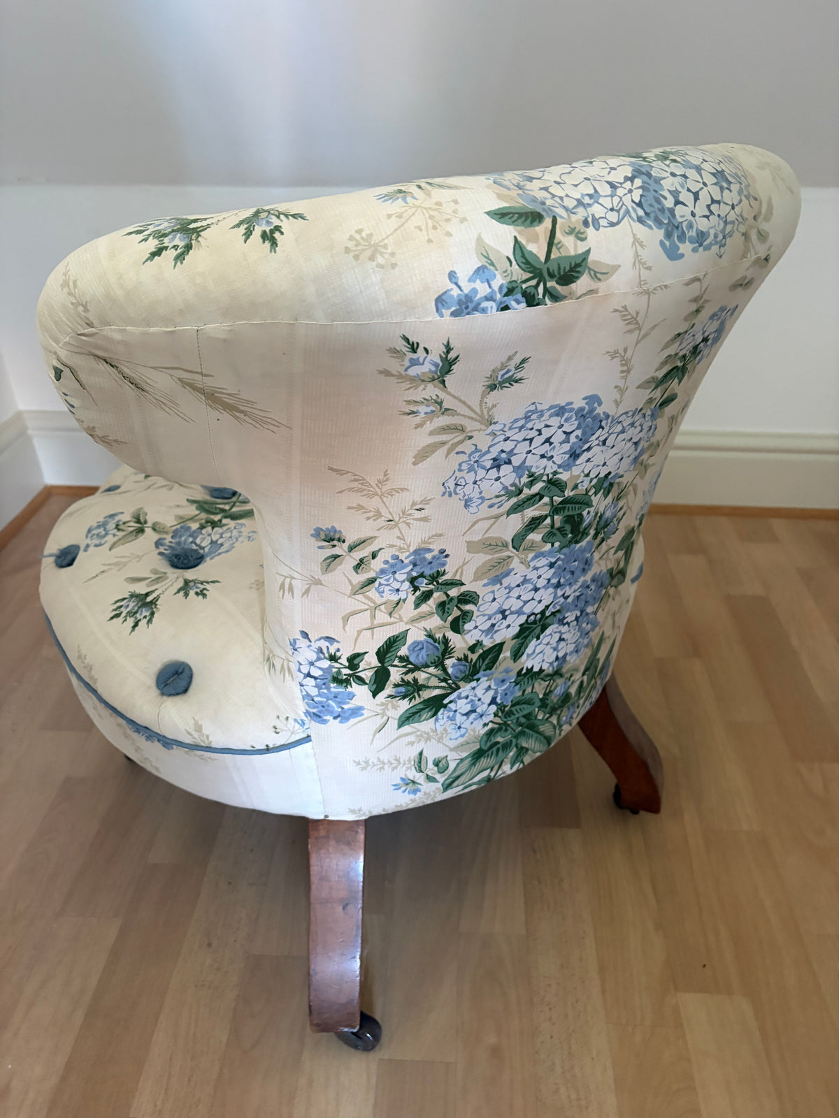 SMALL VICTORIAN CHAIR