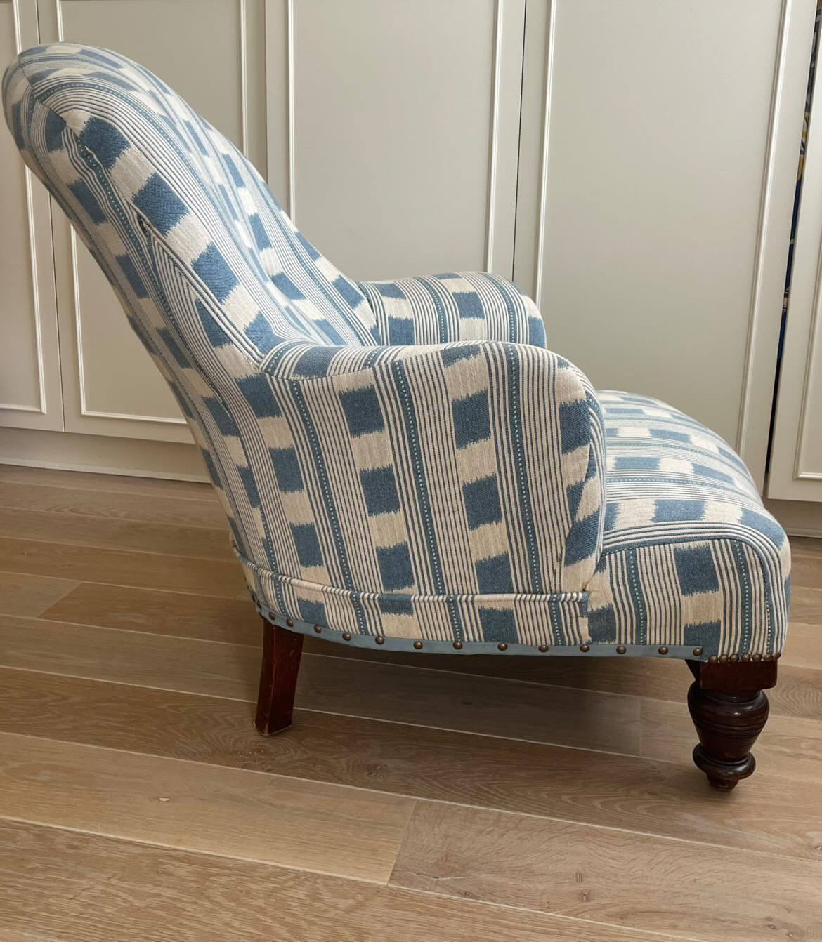 ANTIQUE CHAIR