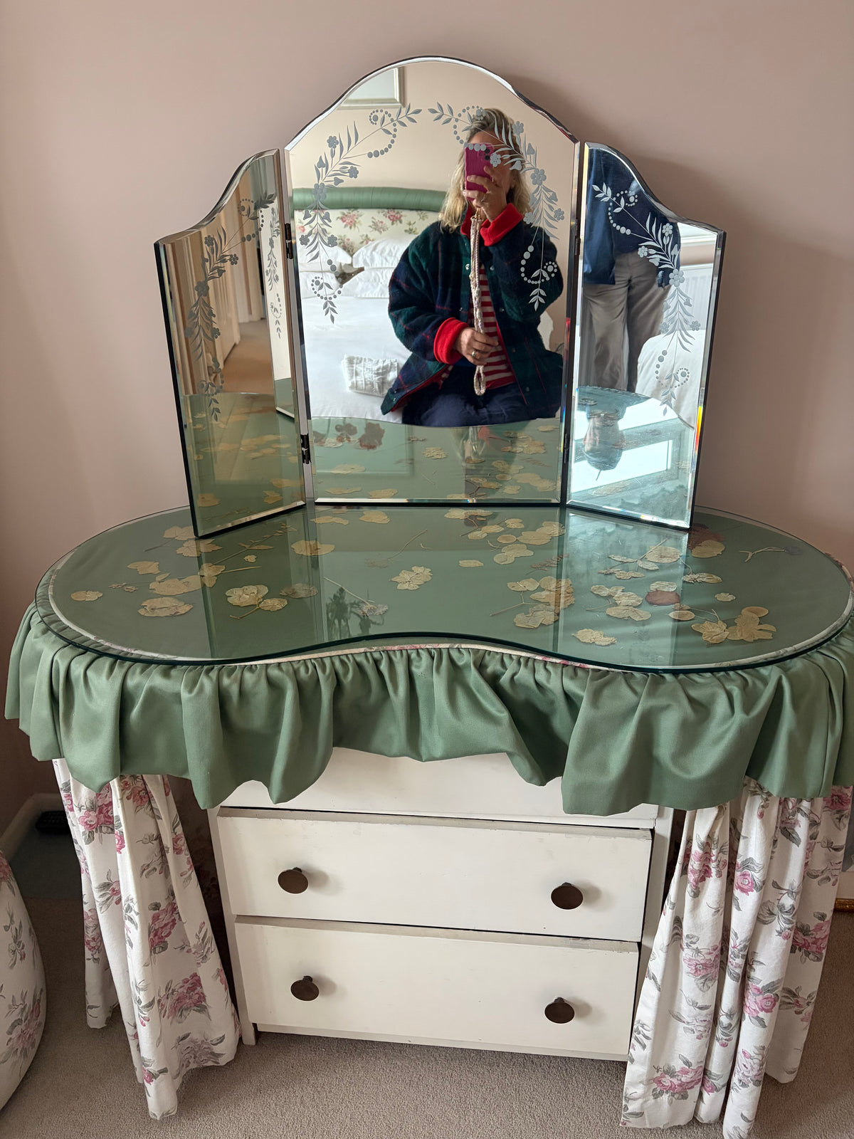 DRESSING TABLE