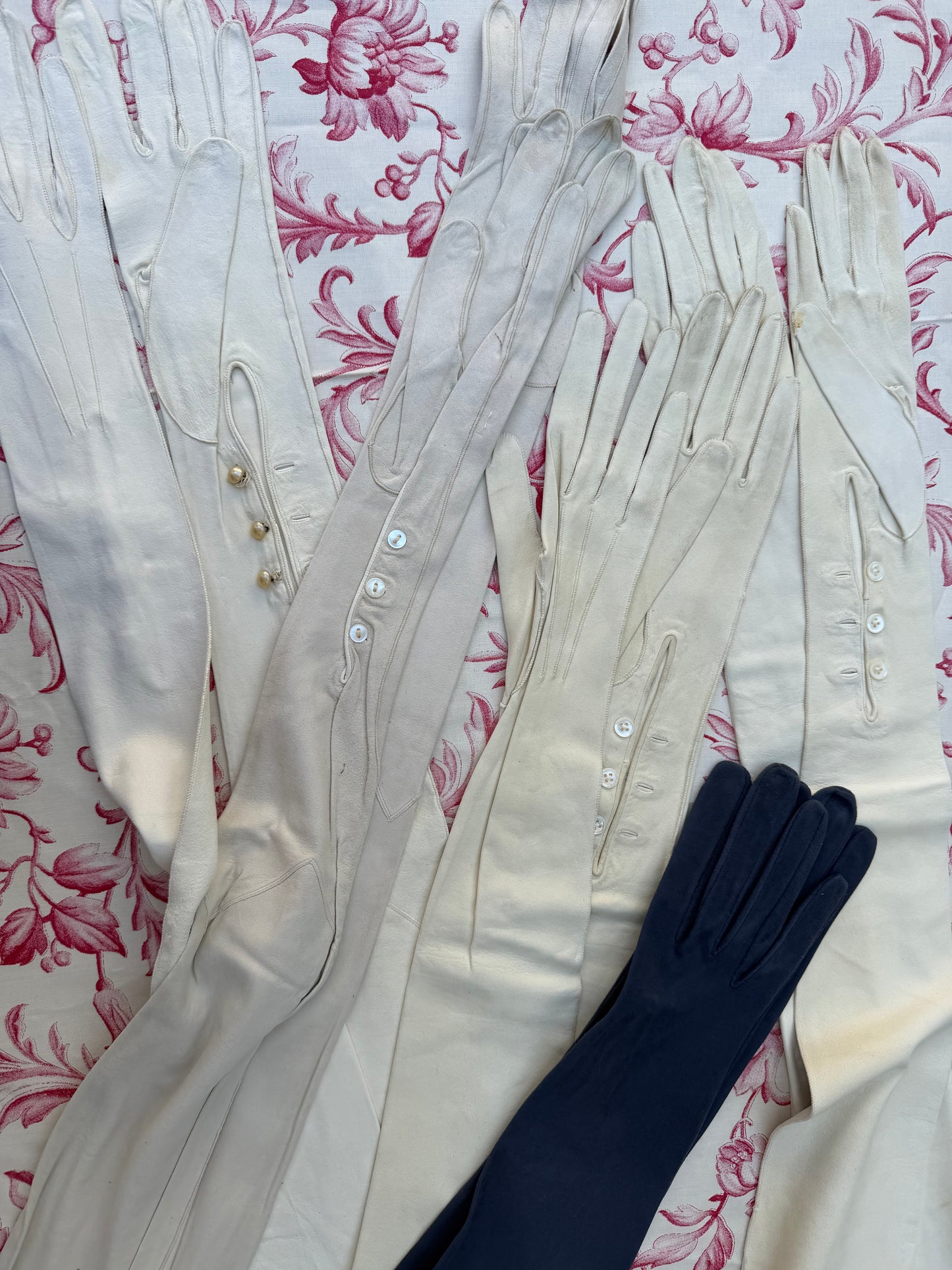 ANTIQUE GLOVES