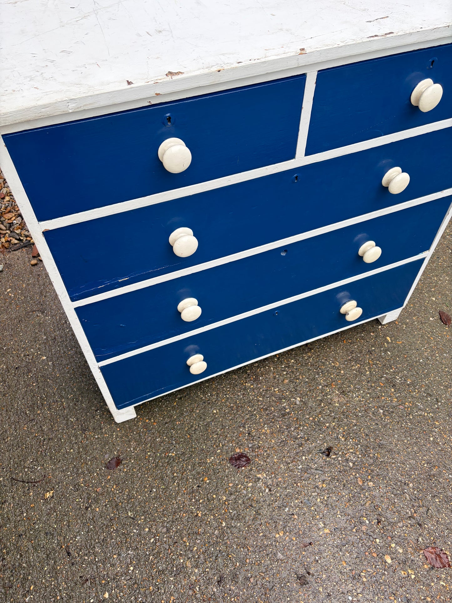 CHEST OF DRAWERS