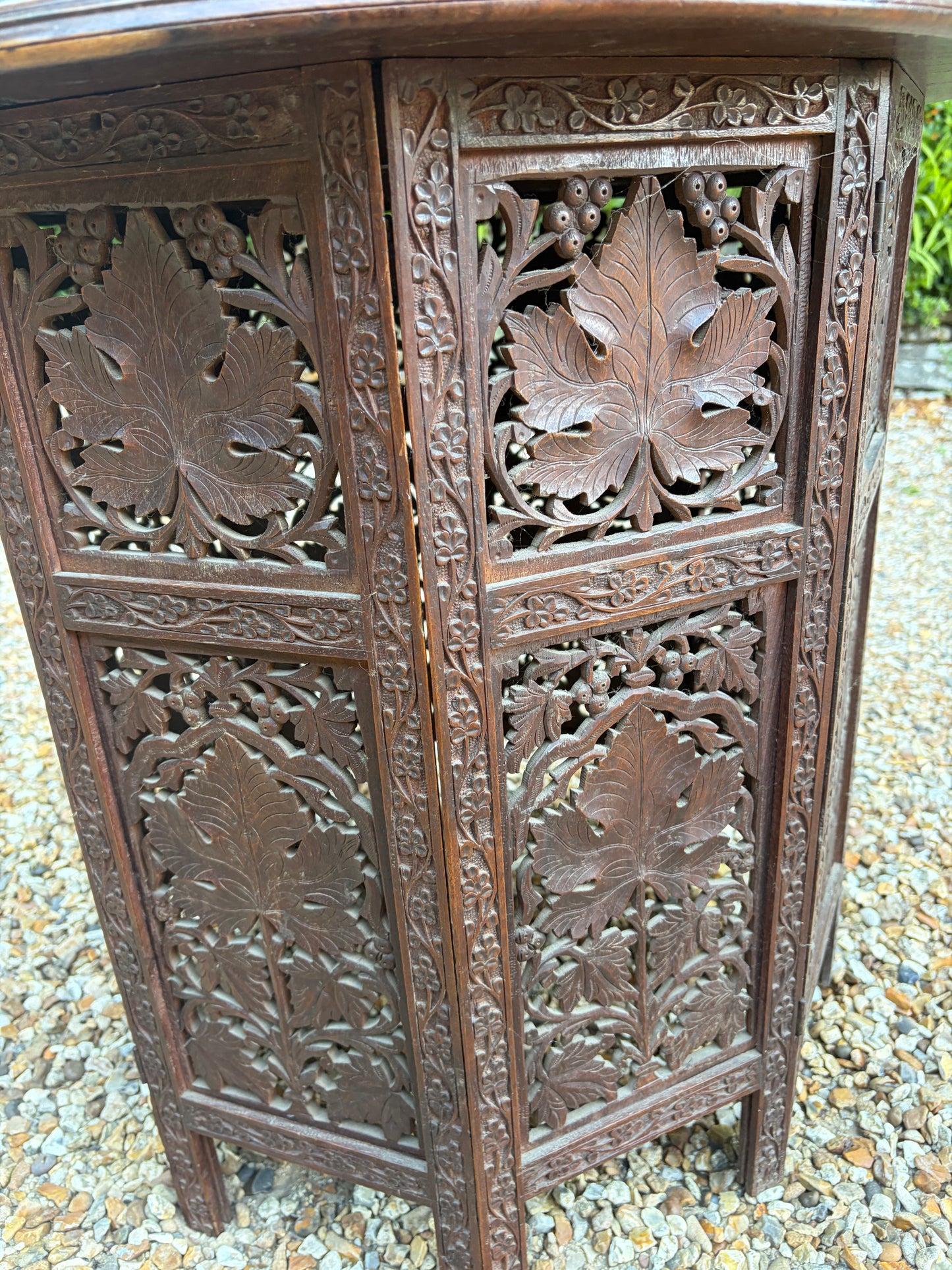 CIRCULAR TABLE