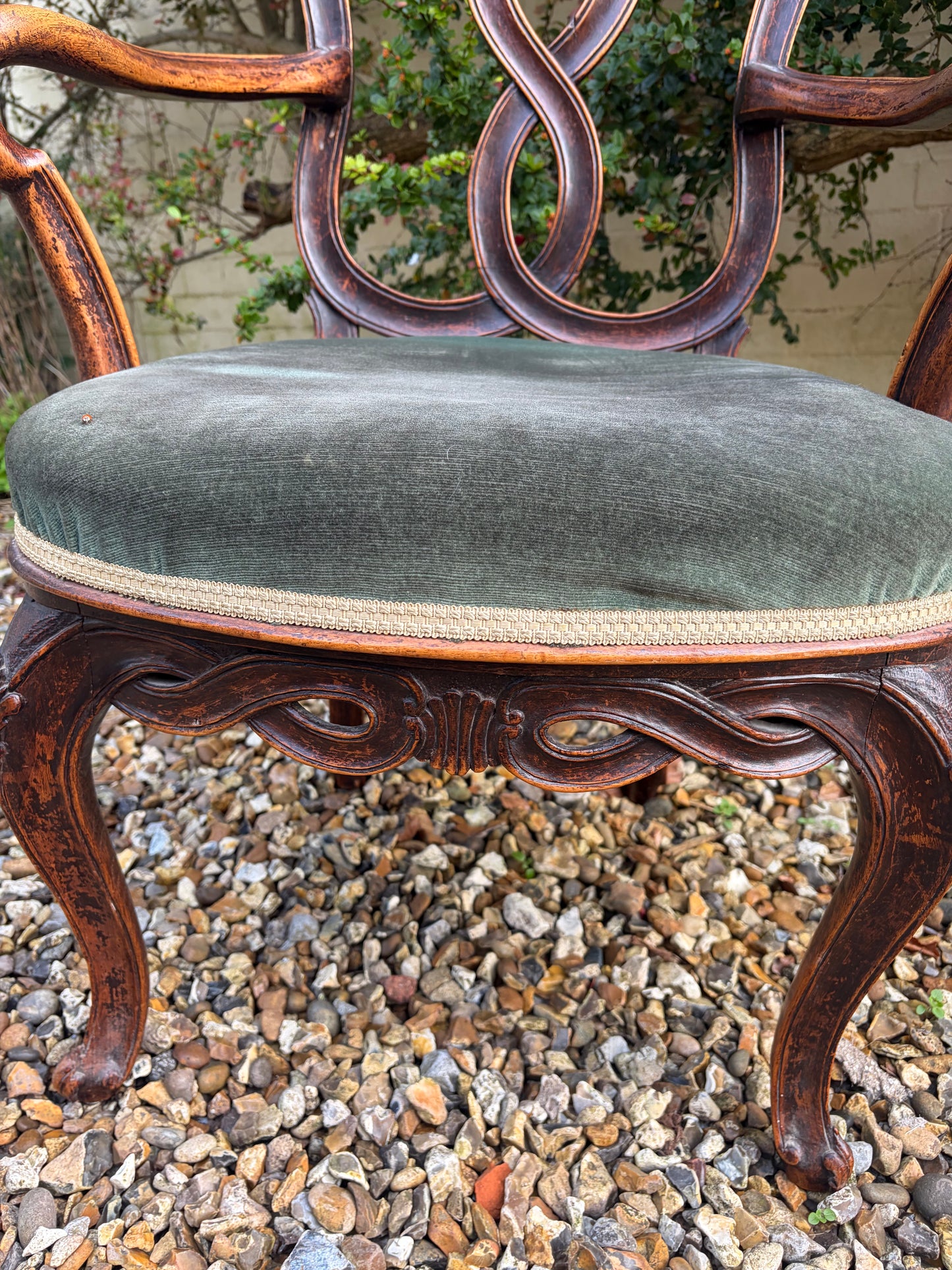 ANTIQUE CHAIR