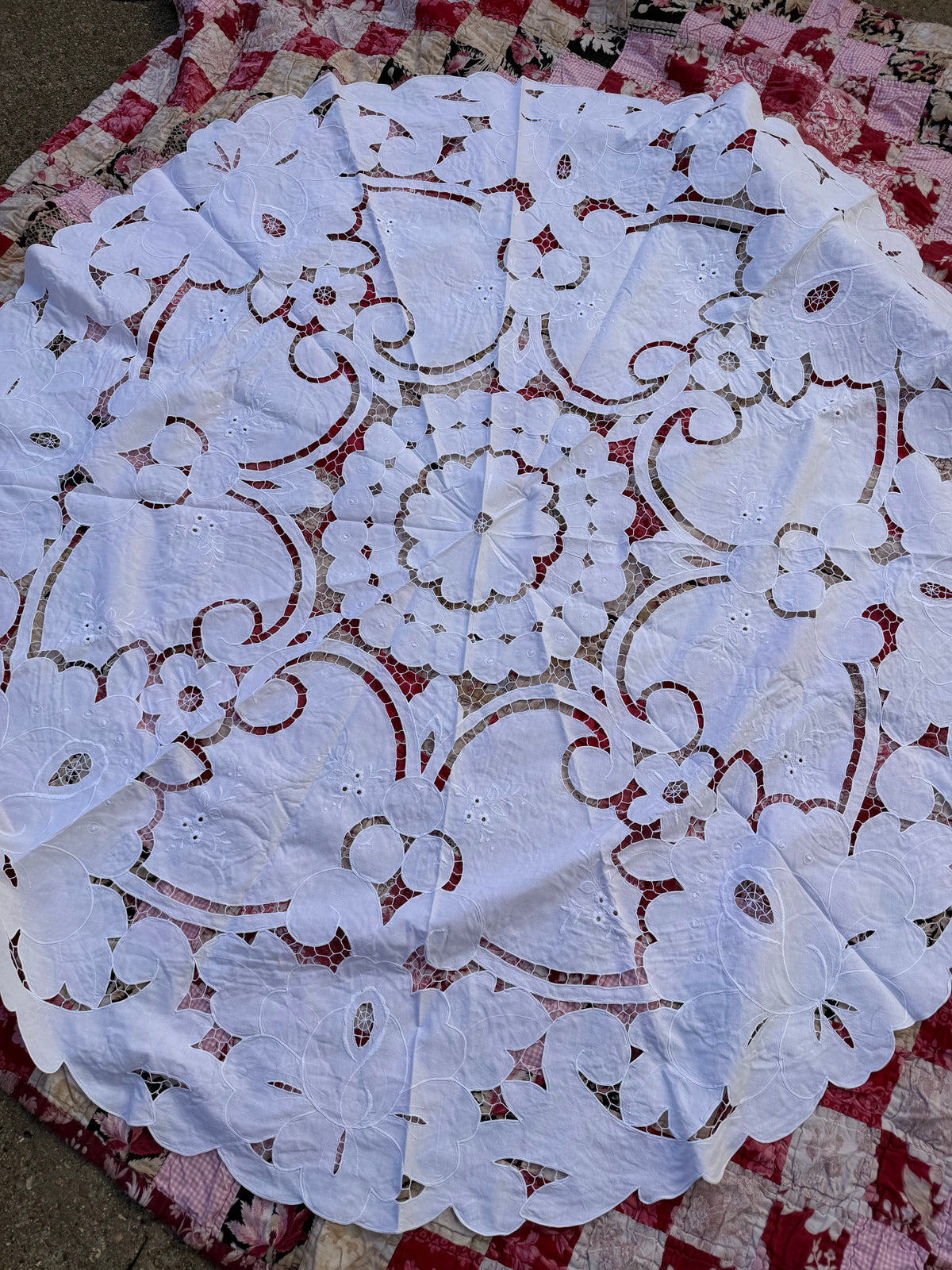 ROUND TABLECLOTH