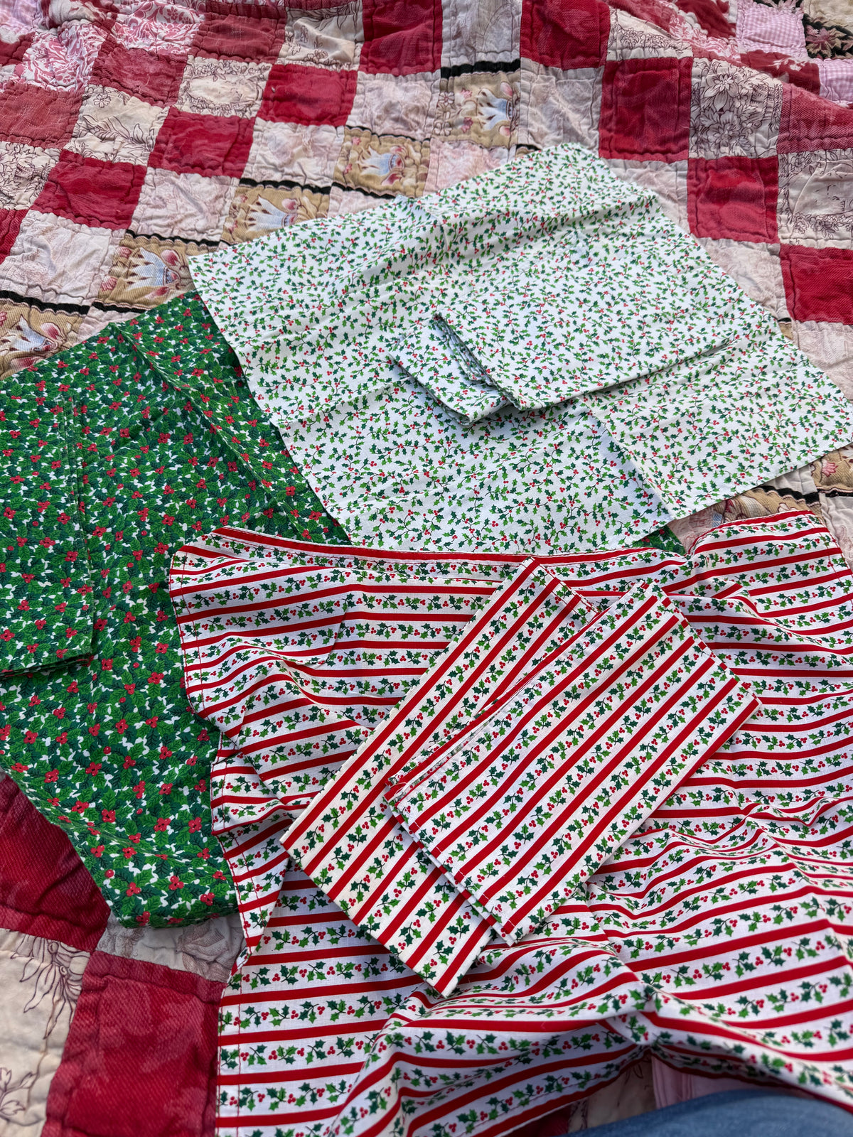 8 CHRISTMAS NAPKINS
