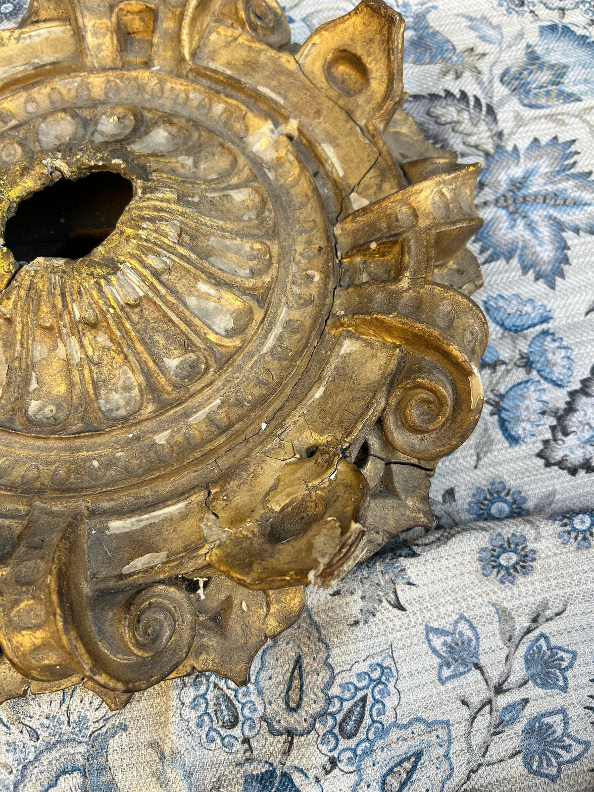 CEILING ROSE