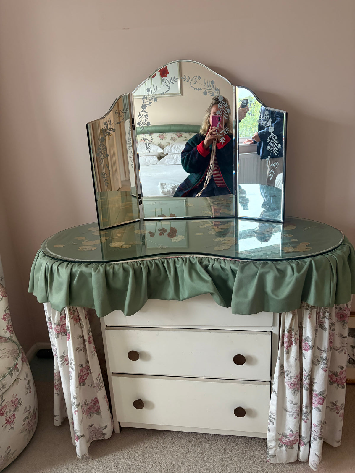 DRESSING TABLE