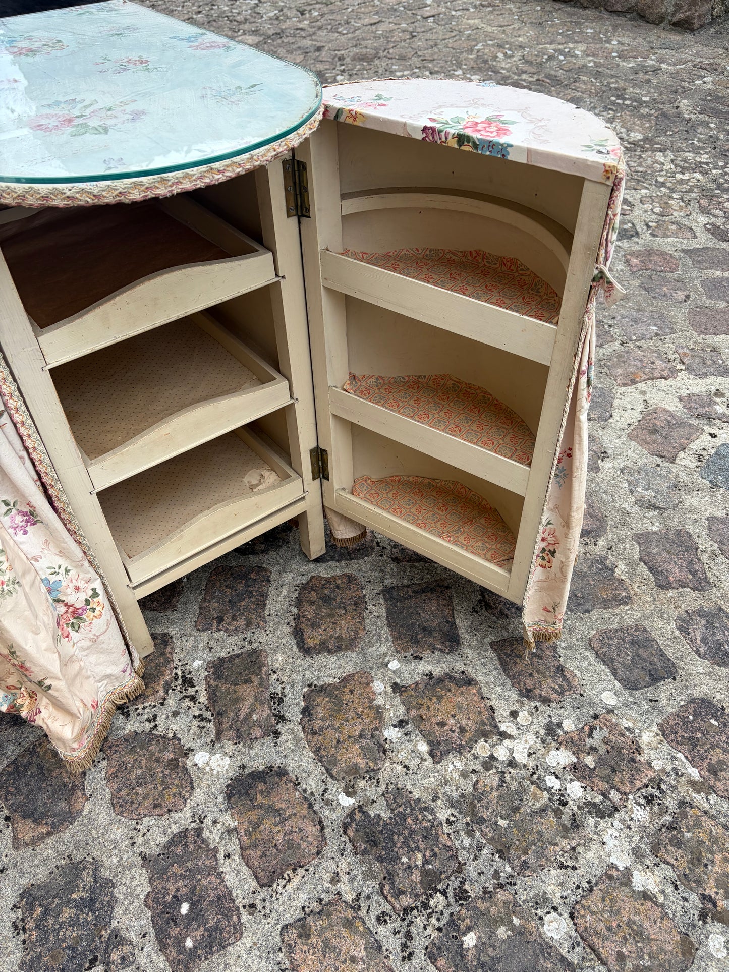 DRESSING TABLE