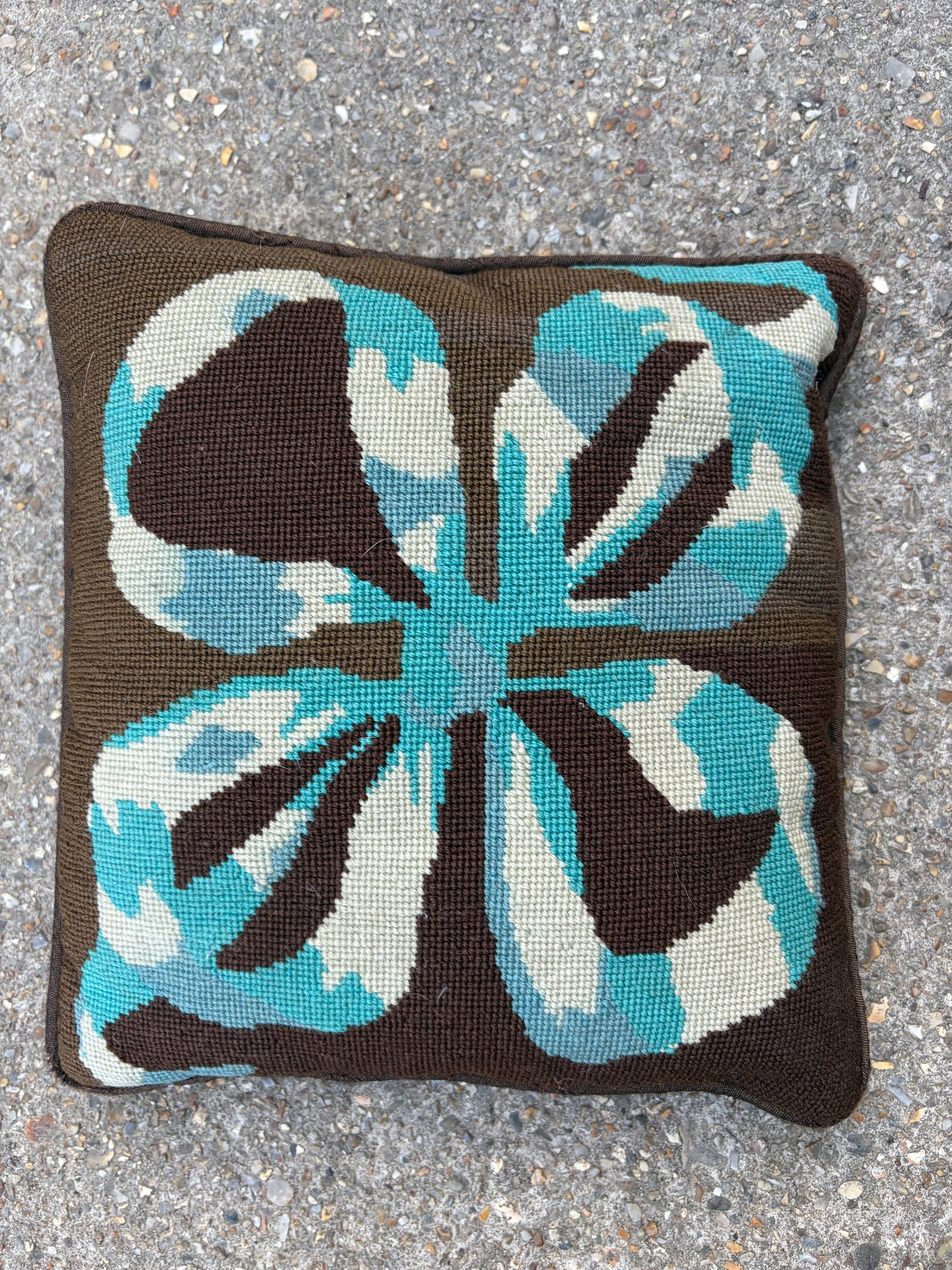 BOW CUSHION