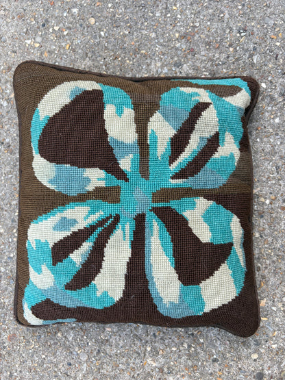 BOW CUSHION