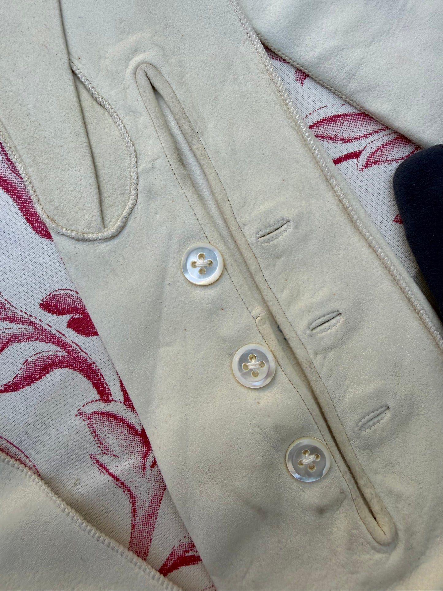 ANTIQUE GLOVES