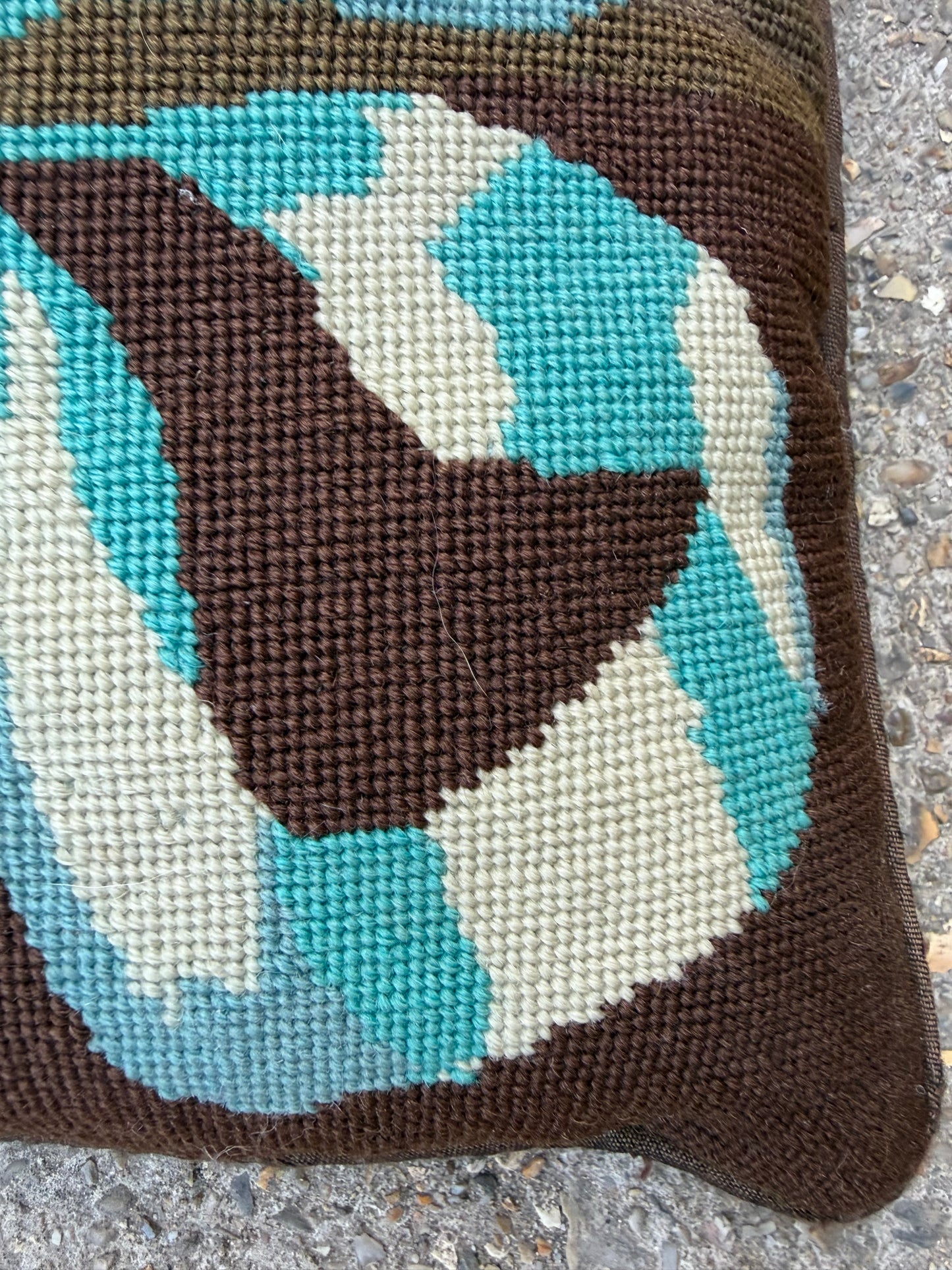 BOW CUSHION