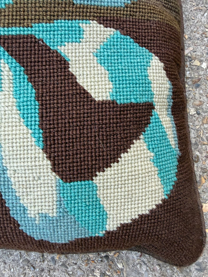 BOW CUSHION
