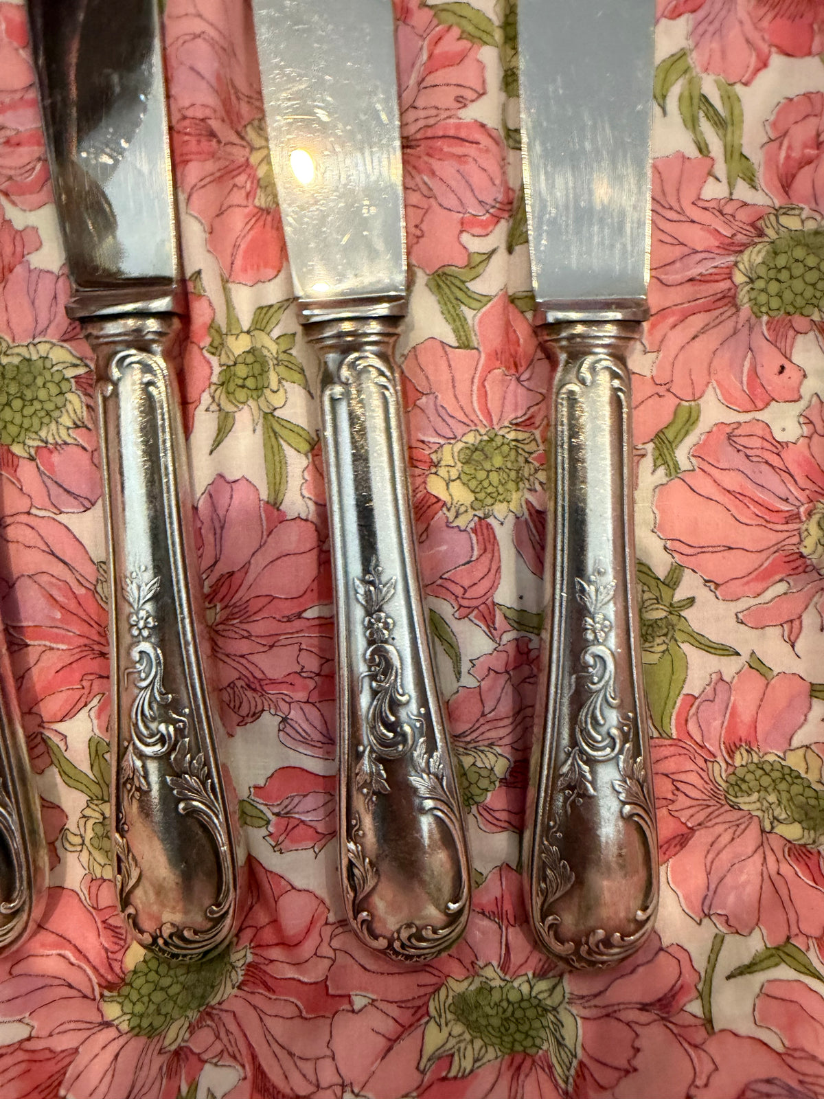 DINNER KNIVES