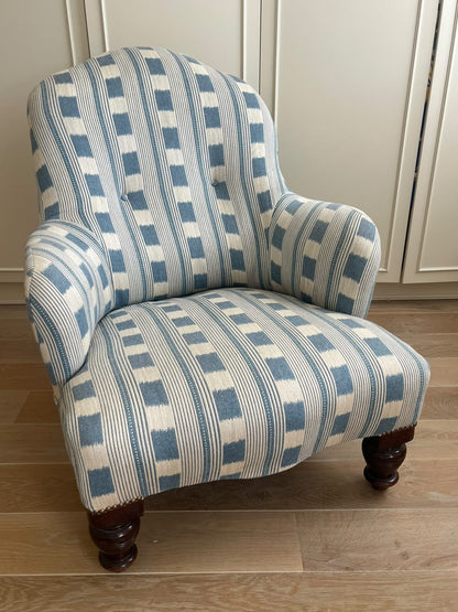 ANTIQUE CHAIR