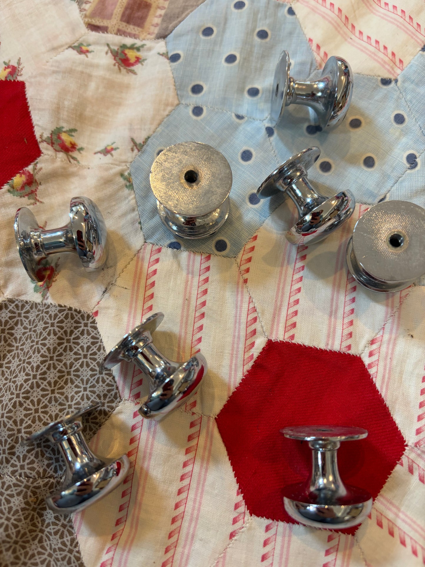 8 SMALL KNOBS