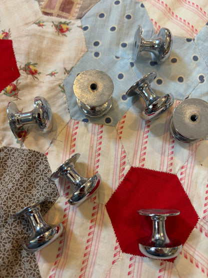 8 SMALL KNOBS