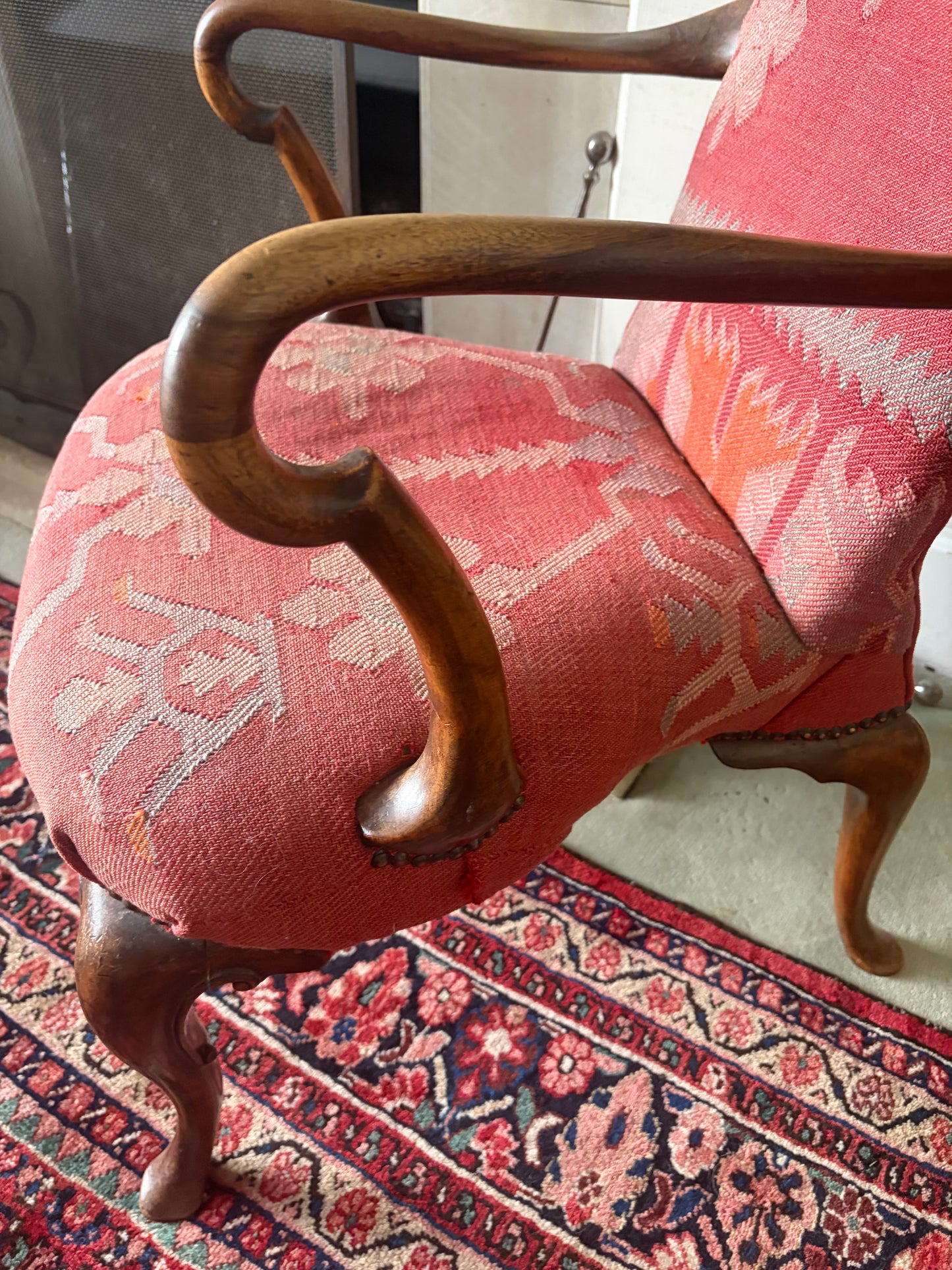 ANTIQUE CHAIR