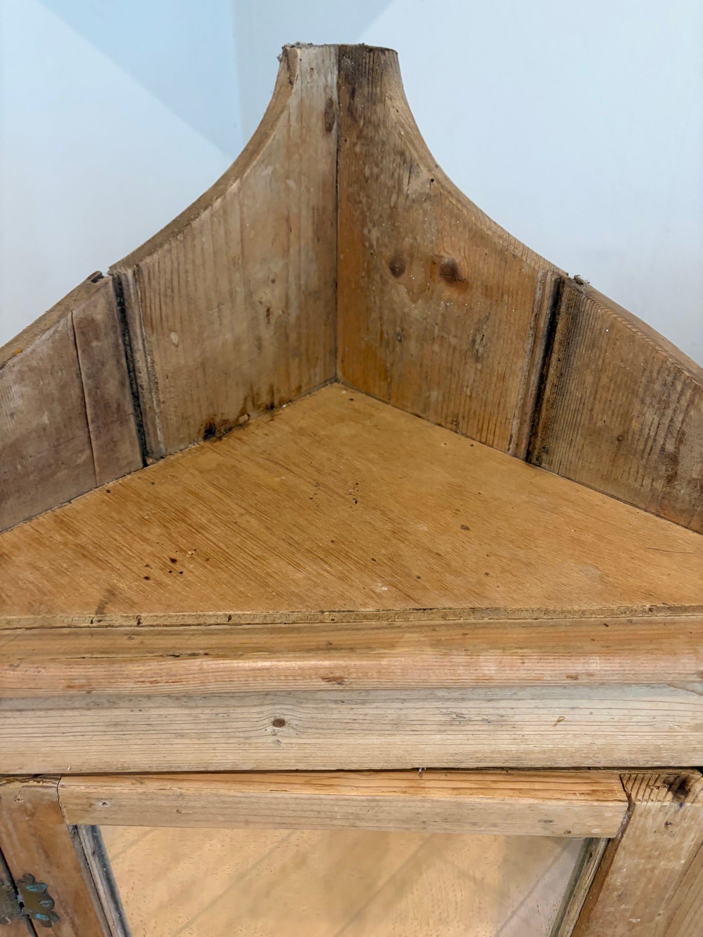 CORNER CABINET