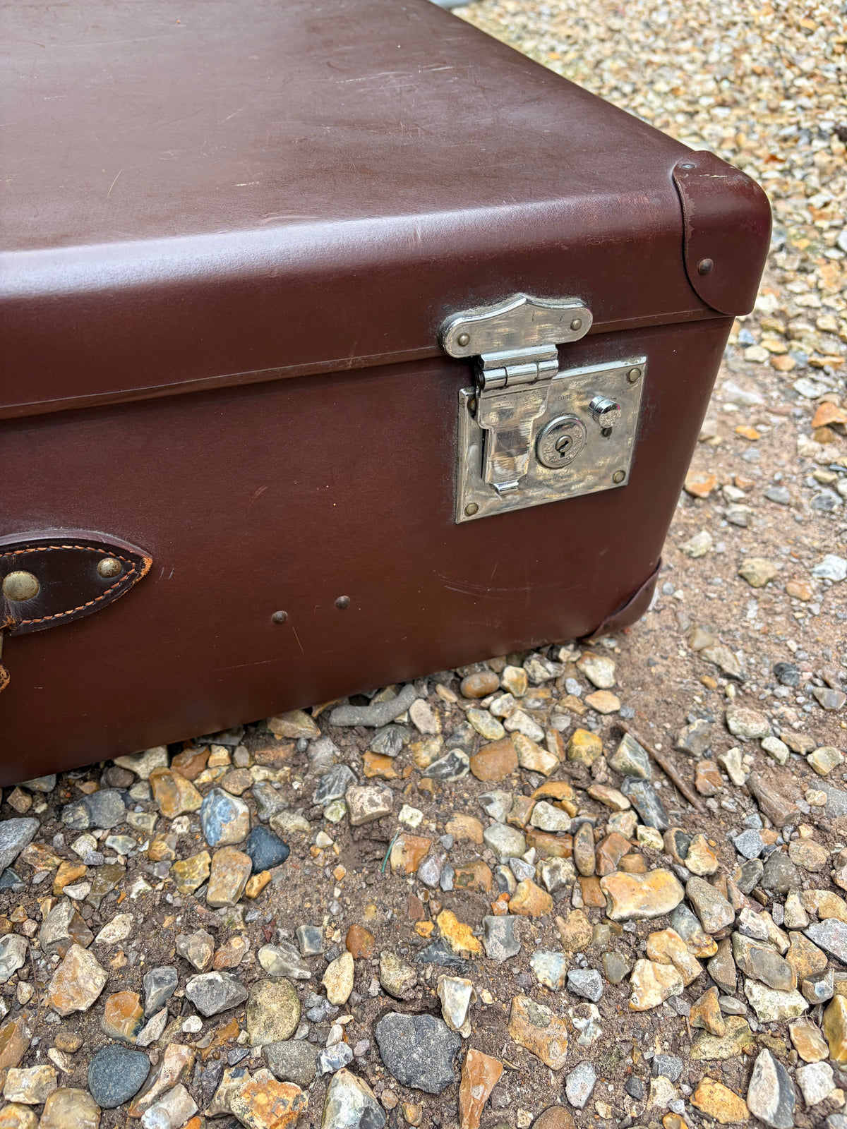 GLOBETROTTER SUITCASE
