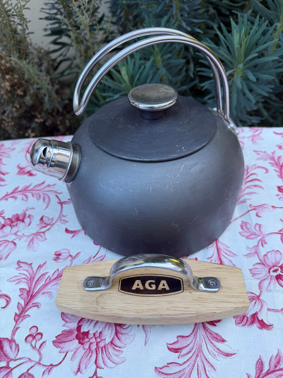 AGA BRUSH AND KETTLE