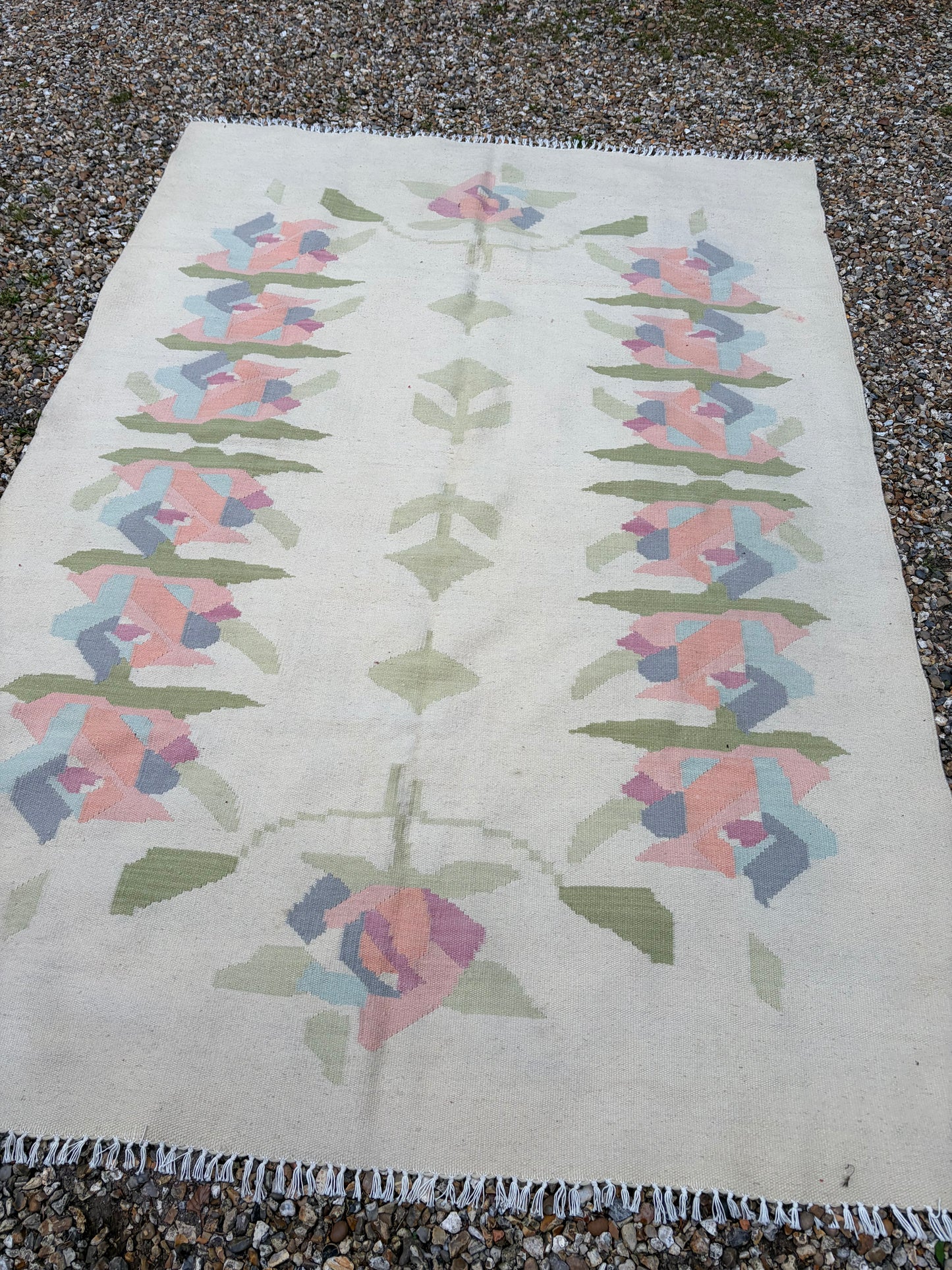LARGE PALE RUG