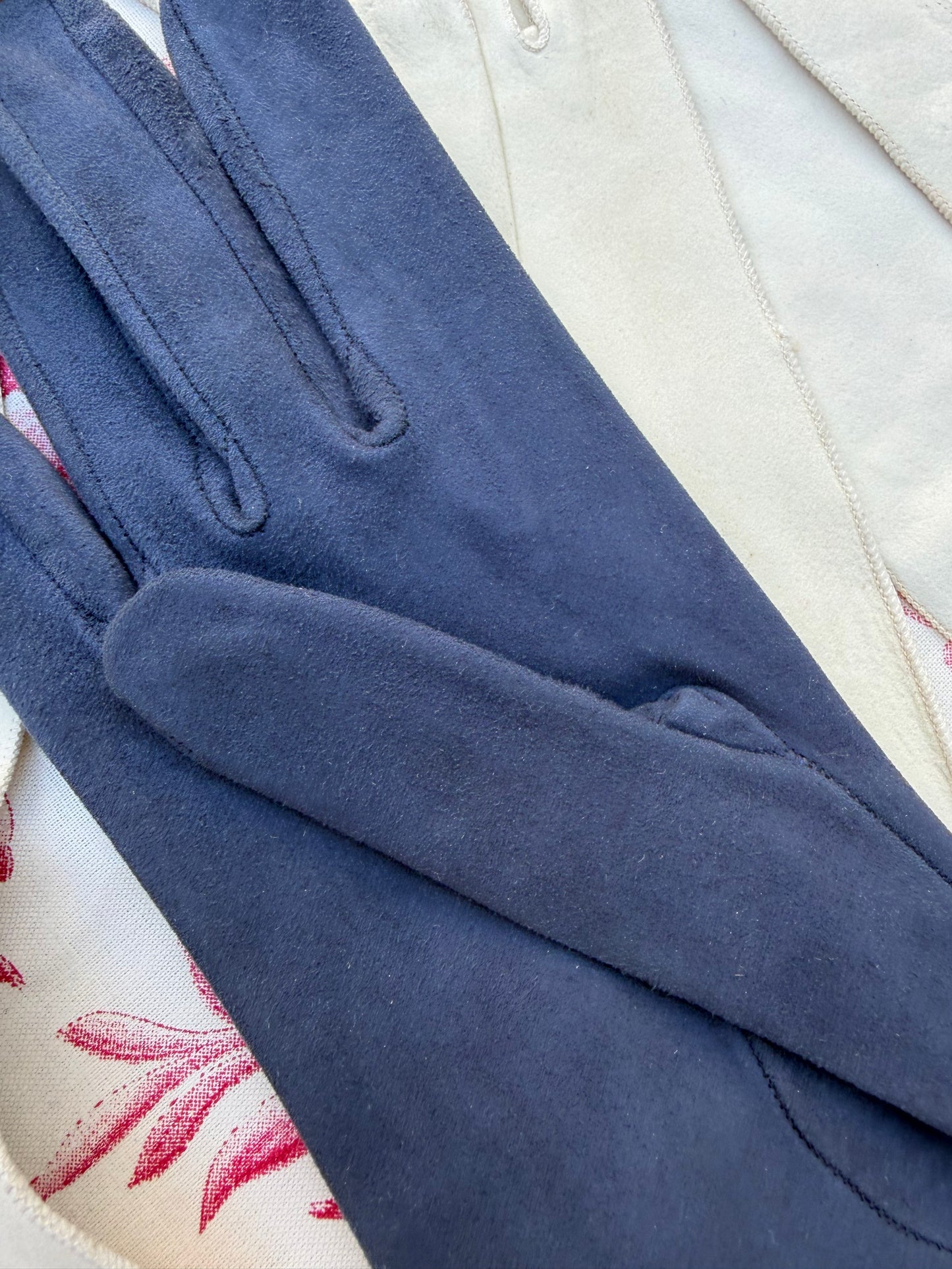 ANTIQUE GLOVES