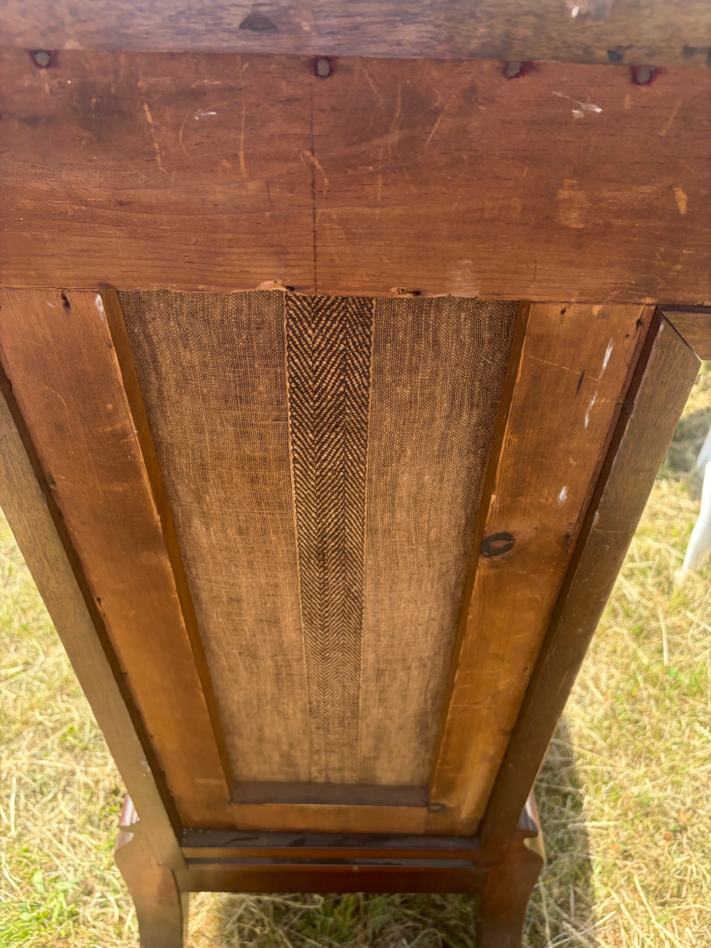 ANTIQUE CHAIR