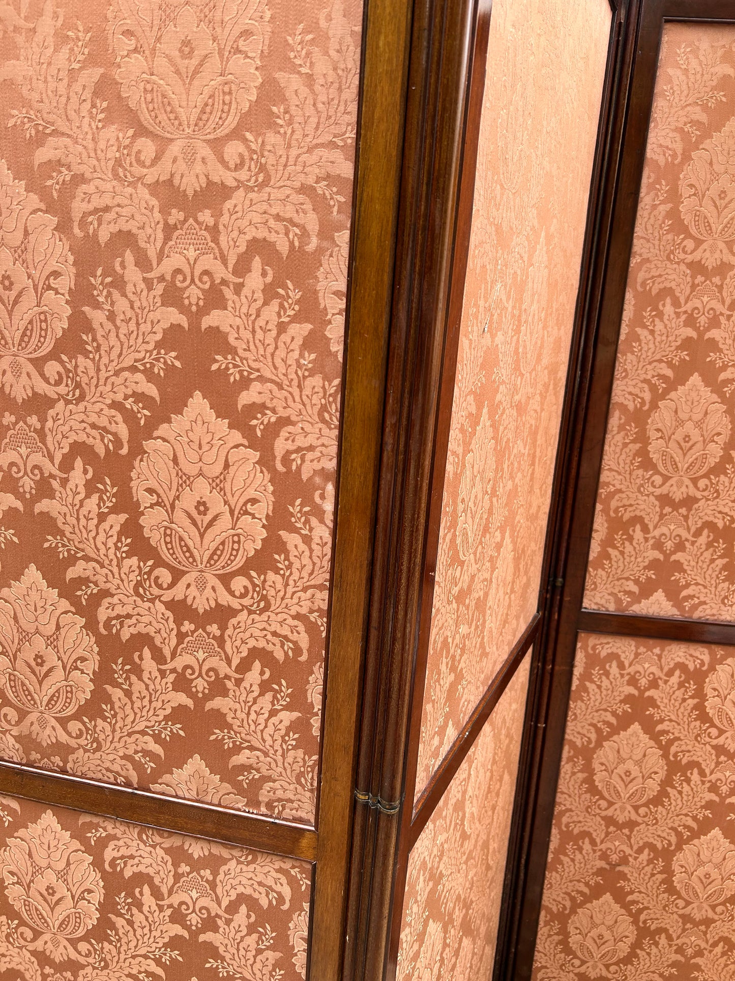 ANTIQUE SCREEN