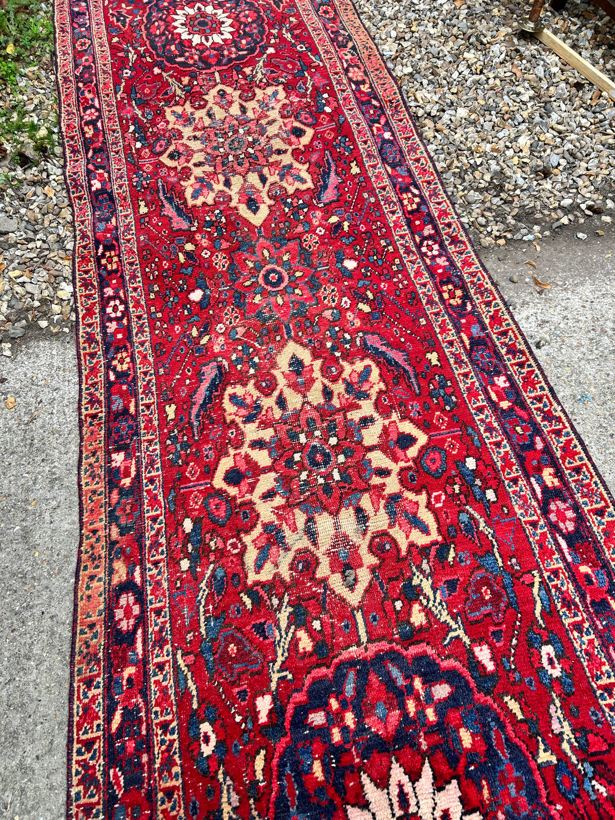 CARPET RUNNER