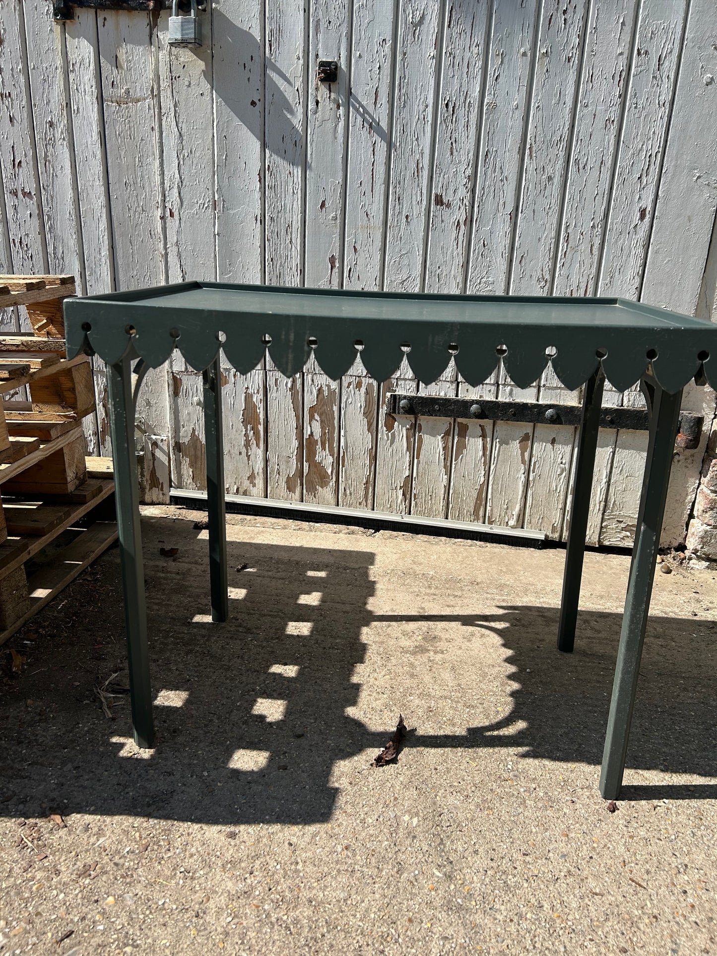 FOLDING TABLE