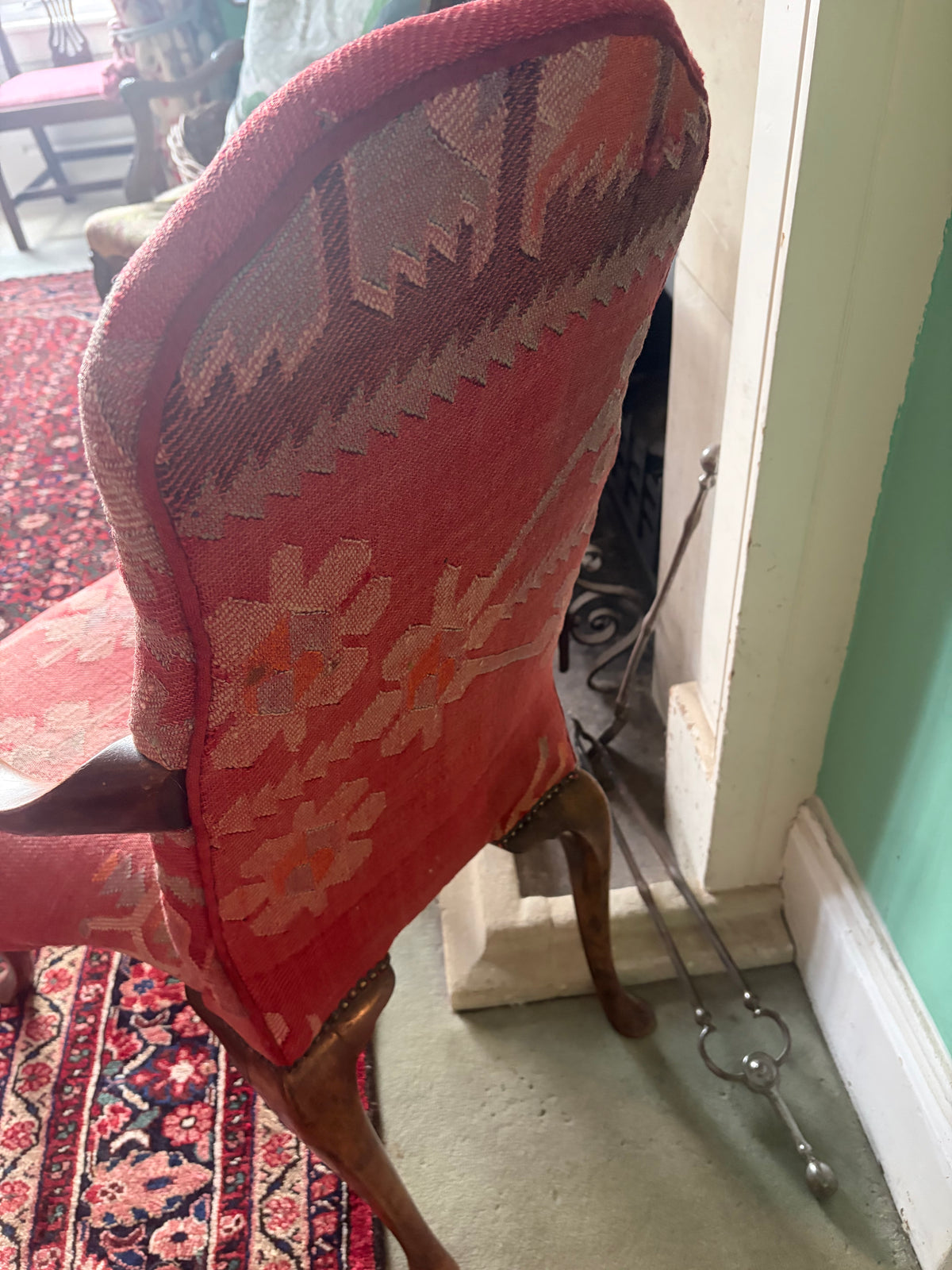 ANTIQUE CHAIR
