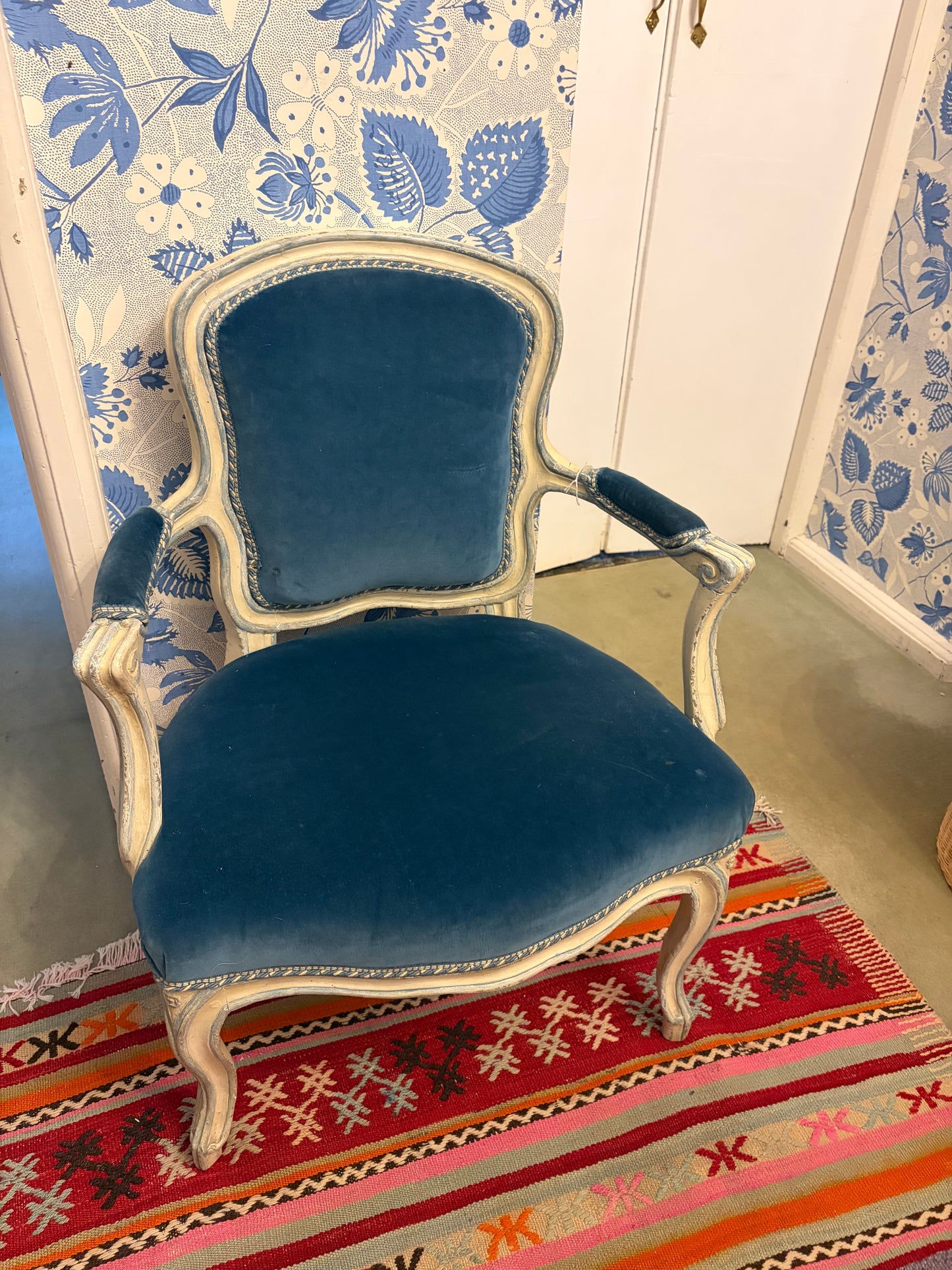 VELVET CHAIR