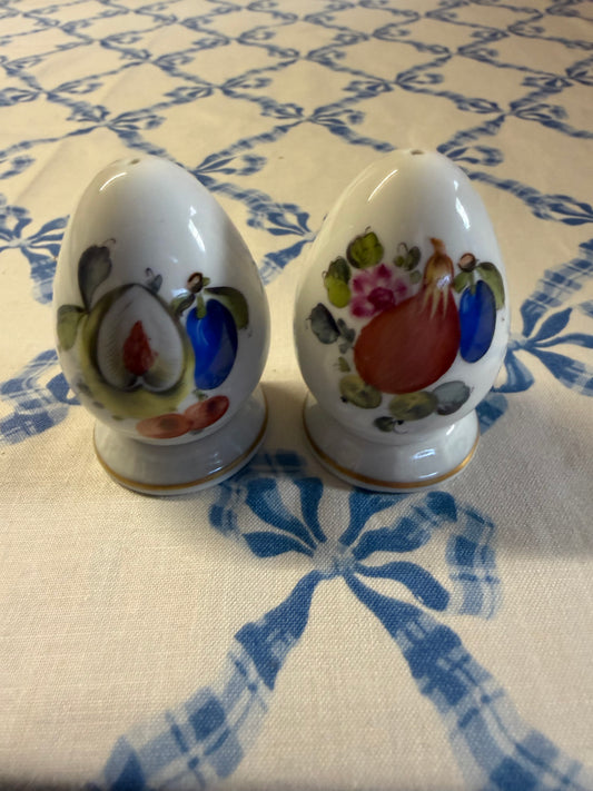 SALT AND PEPPER SHAKER
