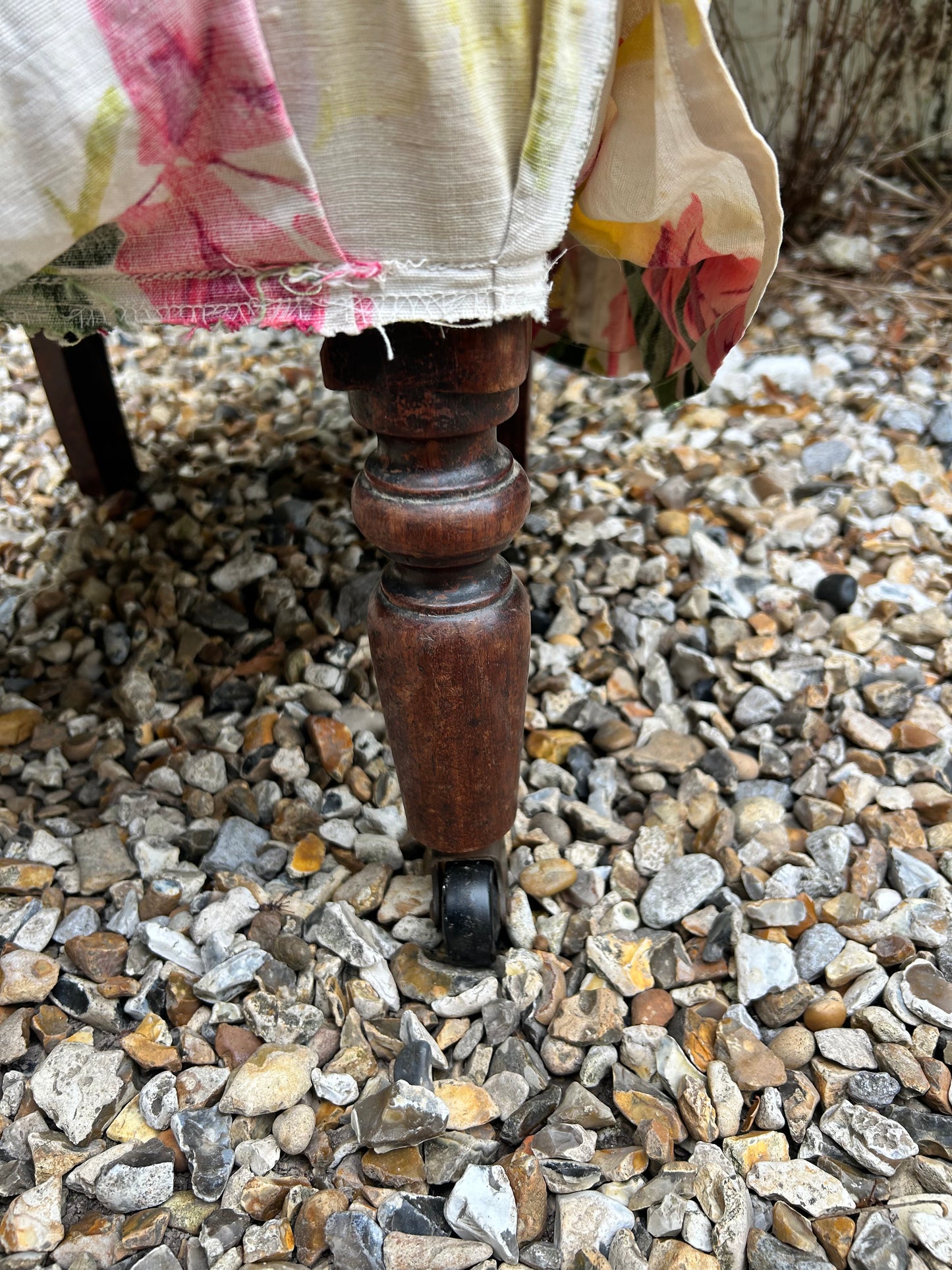SMALL CHAIR