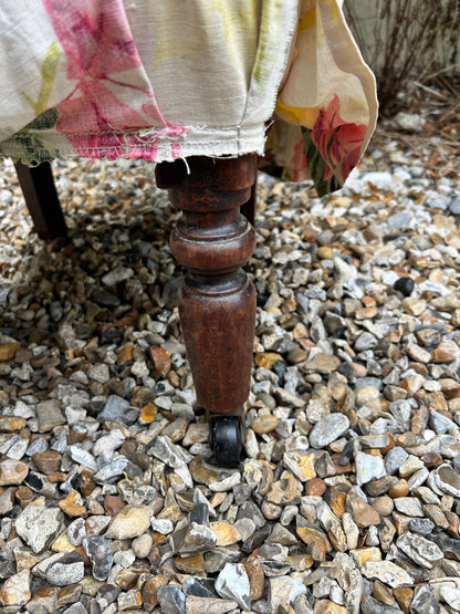 SMALL CHAIR